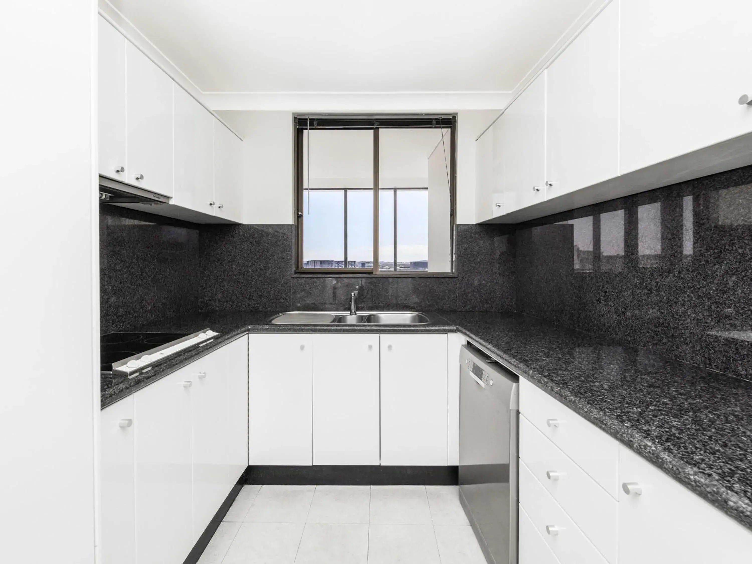 Three-Bedroom Penthouse in BreakFree Capital Tower Apartments Three-Bedroom Penthouse in BreakFree Capital Tower Apartments