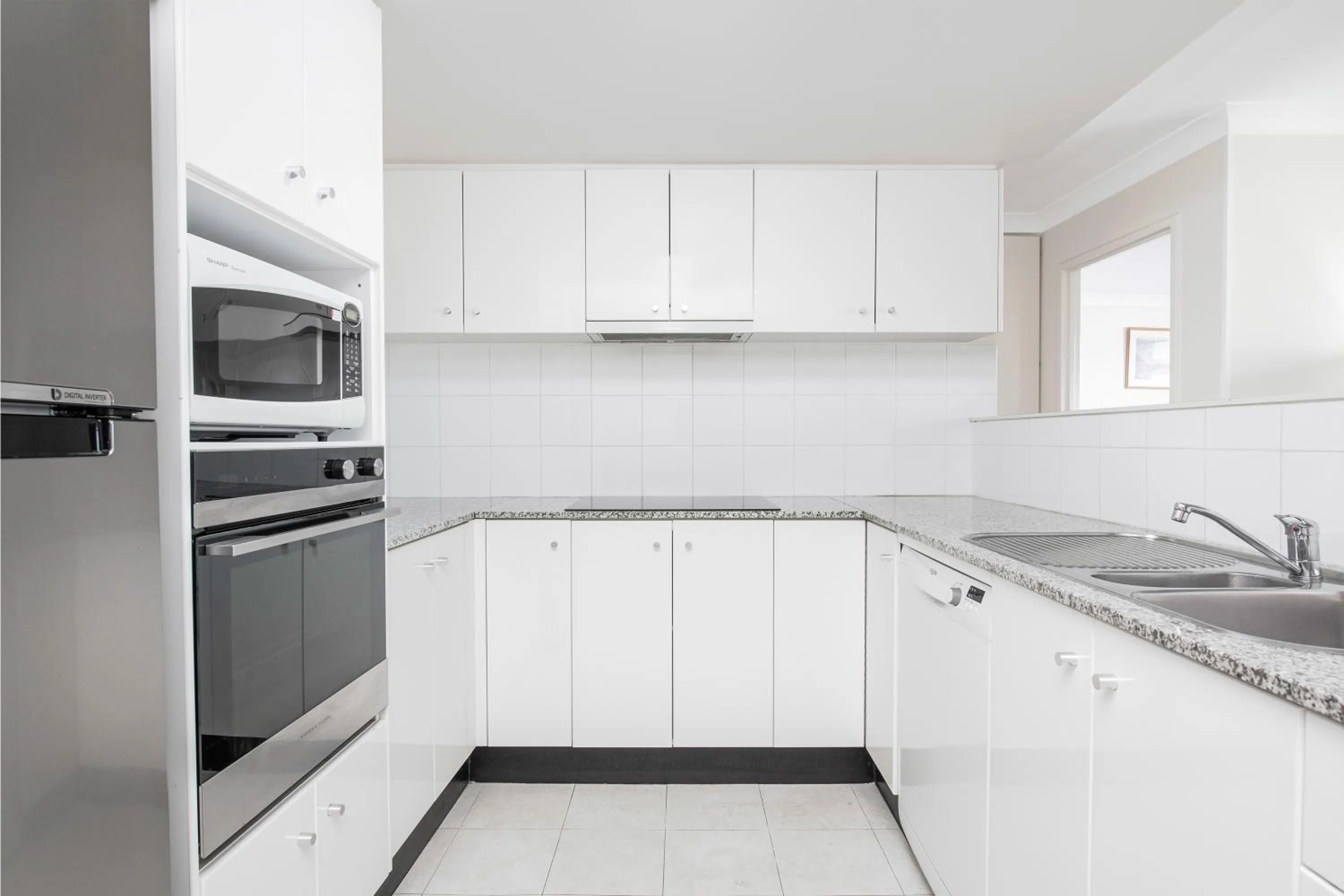Kitchen or kitchenette in BreakFree Capital Tower Apartments