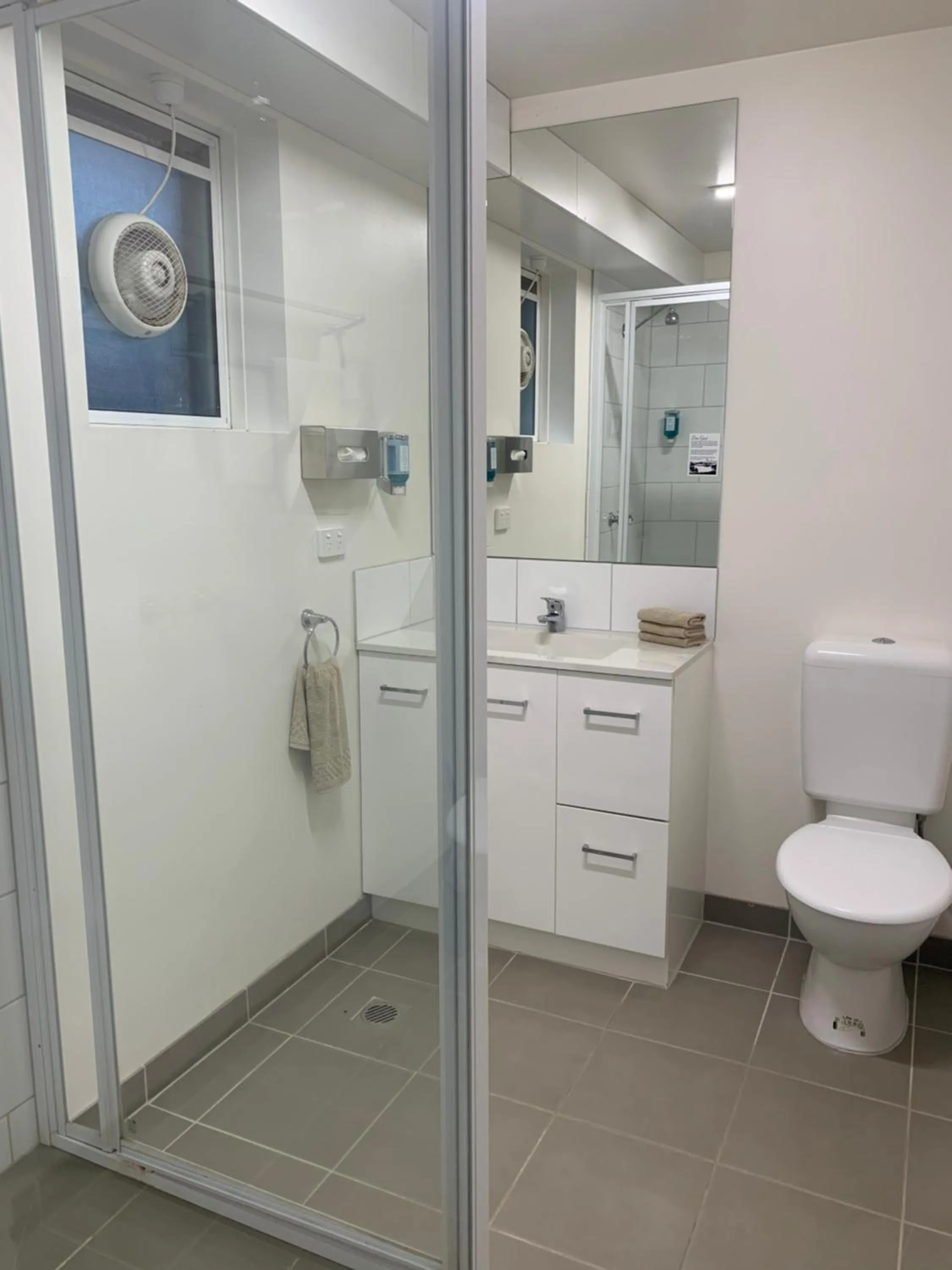 Bathroom in Adina Place Motel Apartments