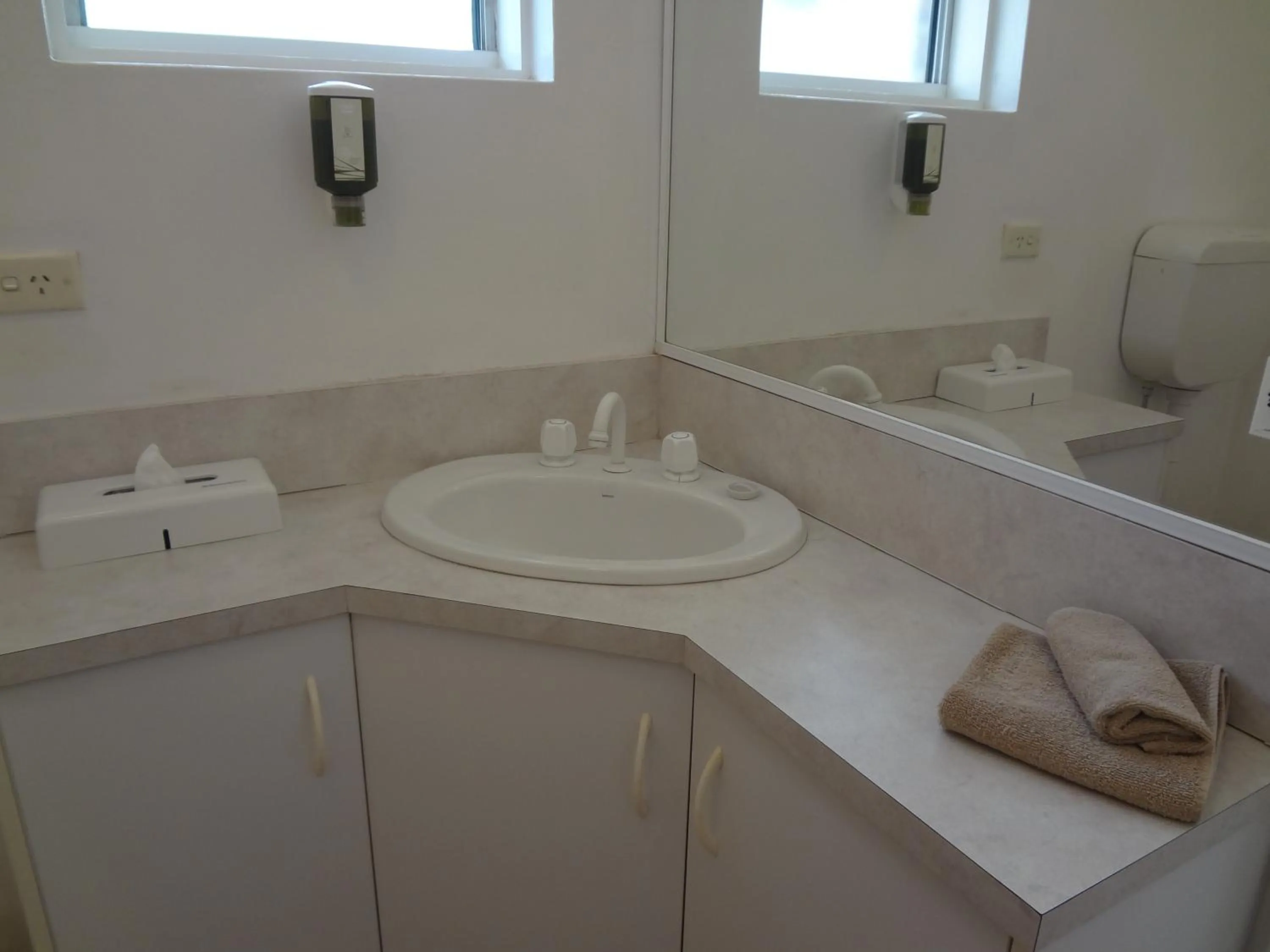 Bathroom in Adina Place Motel Apartments