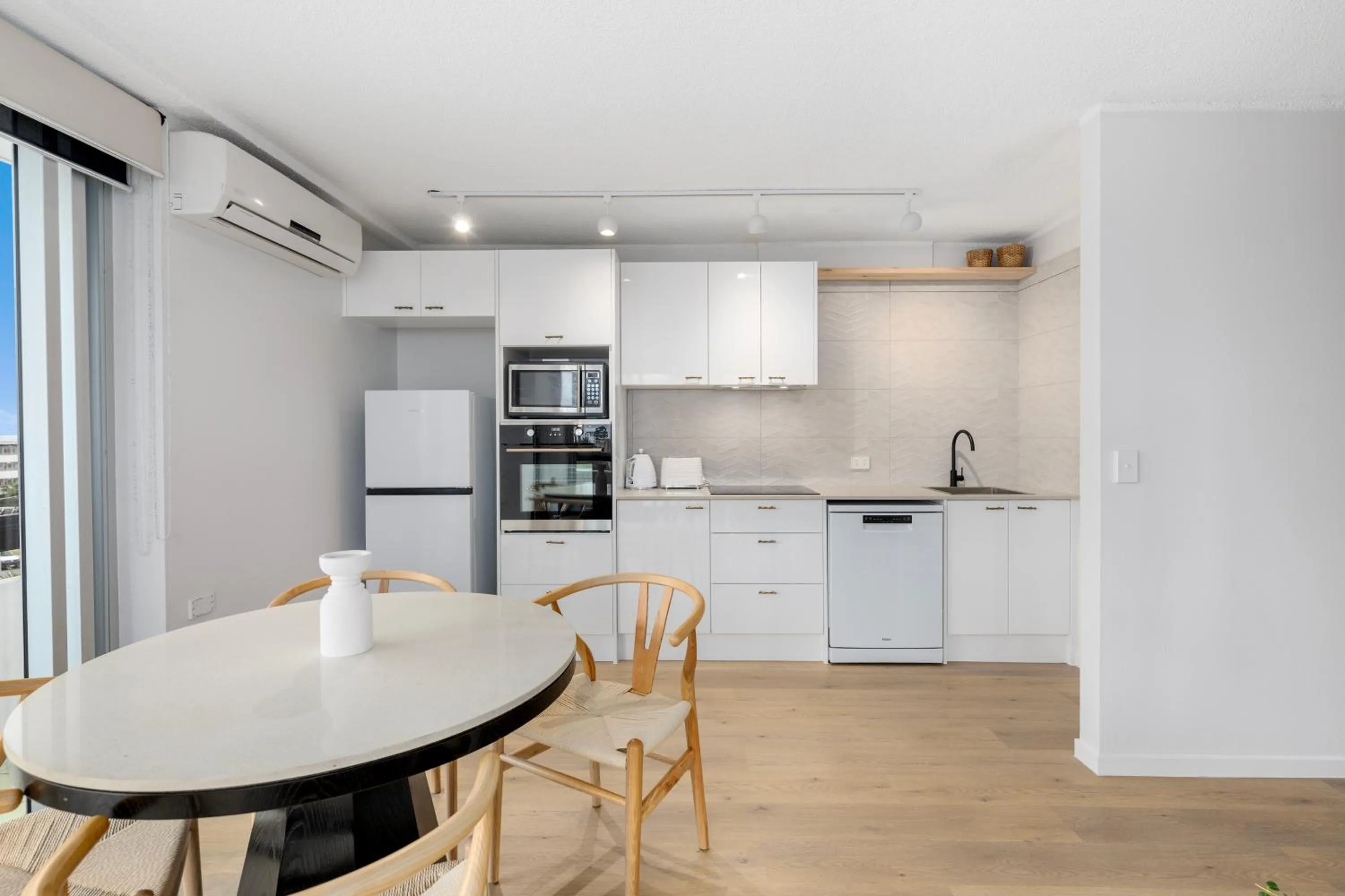 Kitchen or kitchenette in Hi Ho Beach Apartments on Broadbeach