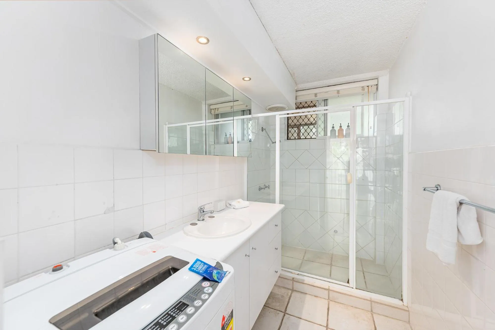 Shower in Hi Ho Beach Apartments on Broadbeach