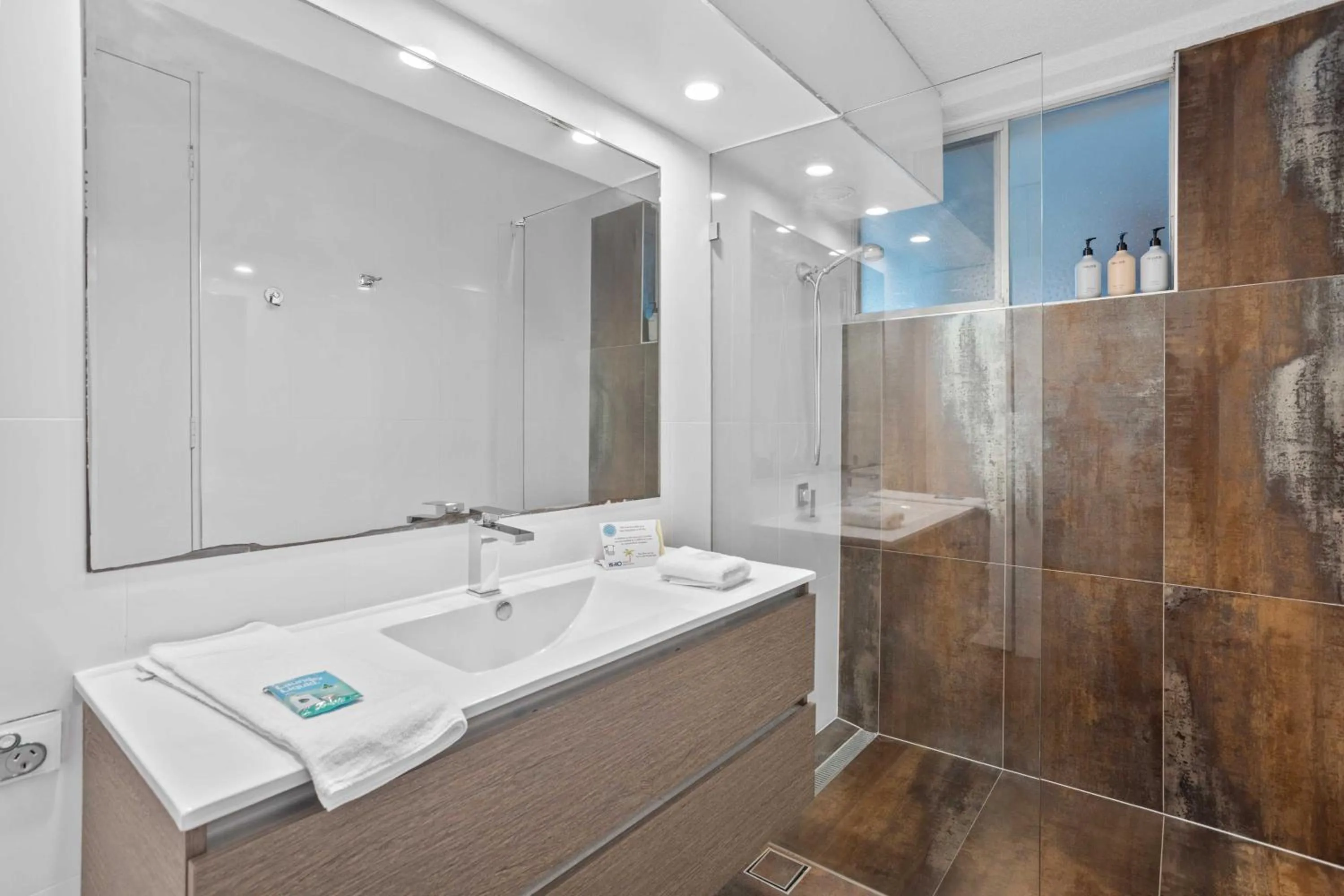 Shower in Hi Ho Beach Apartments on Broadbeach