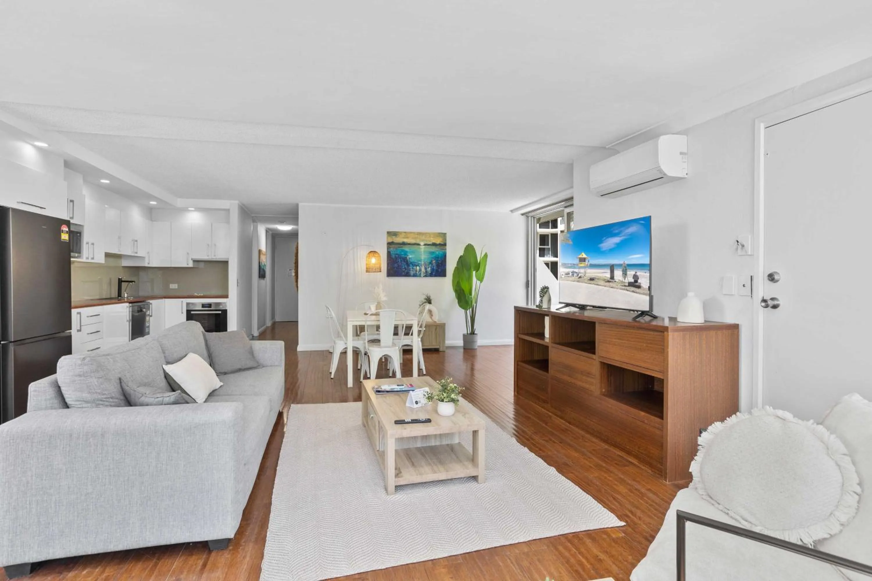 Kitchen or kitchenette in Hi Ho Beach Apartments on Broadbeach