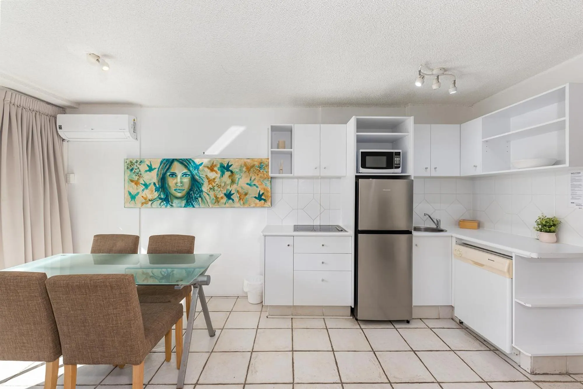 Kitchen or kitchenette in Hi Ho Beach Apartments on Broadbeach