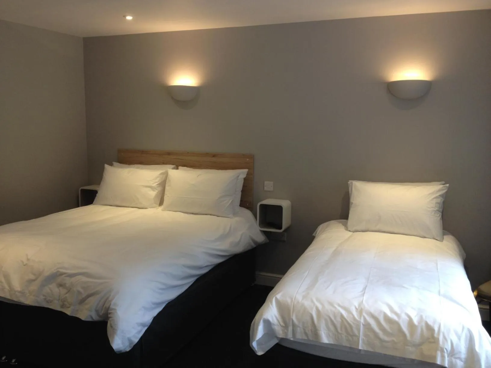 Photo of the whole room, Bed in Woodland Waters