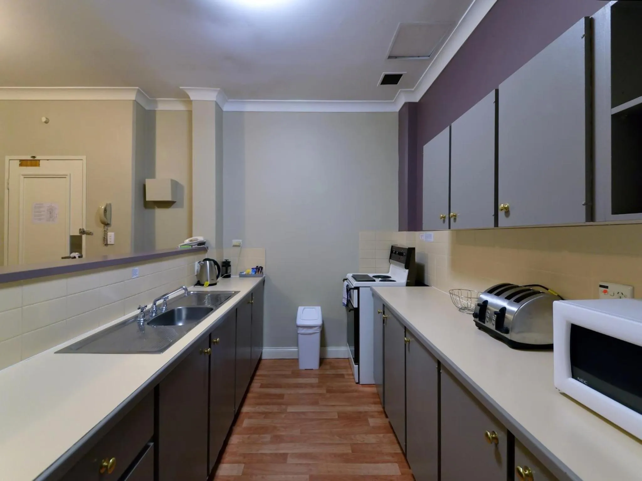 Kitchen or kitchenette in Adelaide Mansions Apartments