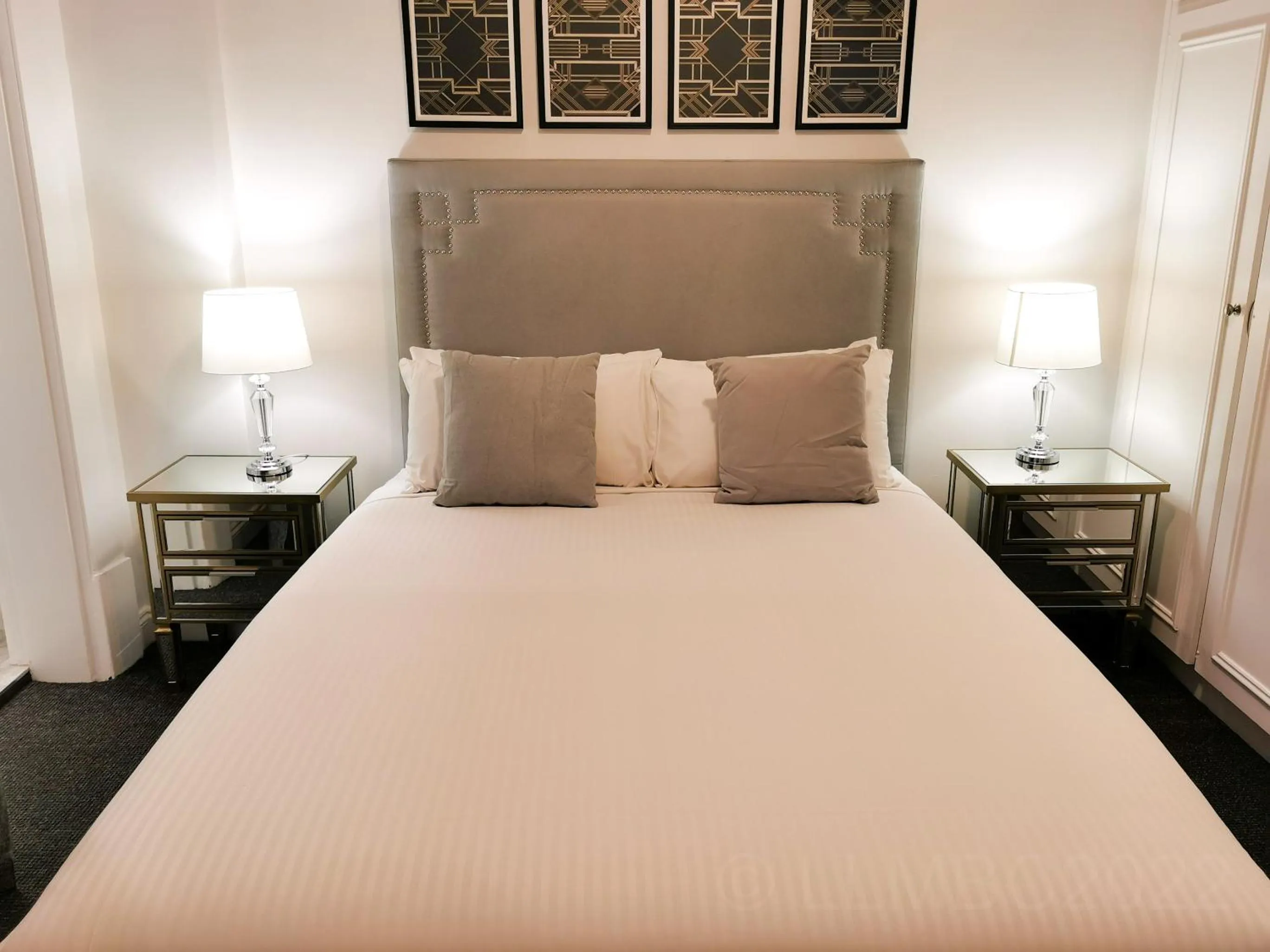 Bedroom, Bed in Adelaide Mansions Apartments