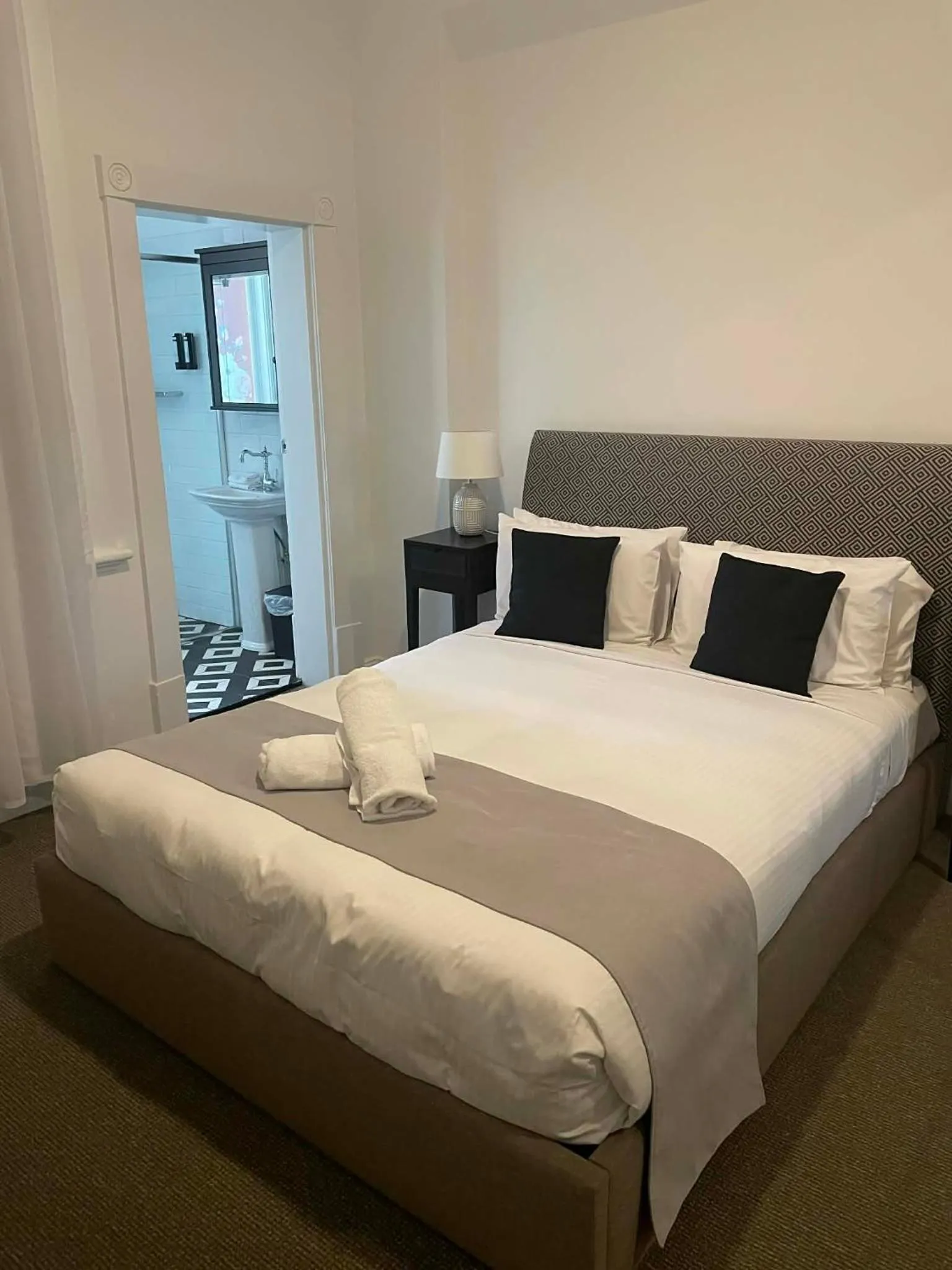 Bedroom, Bed in Adelaide Mansions Apartments