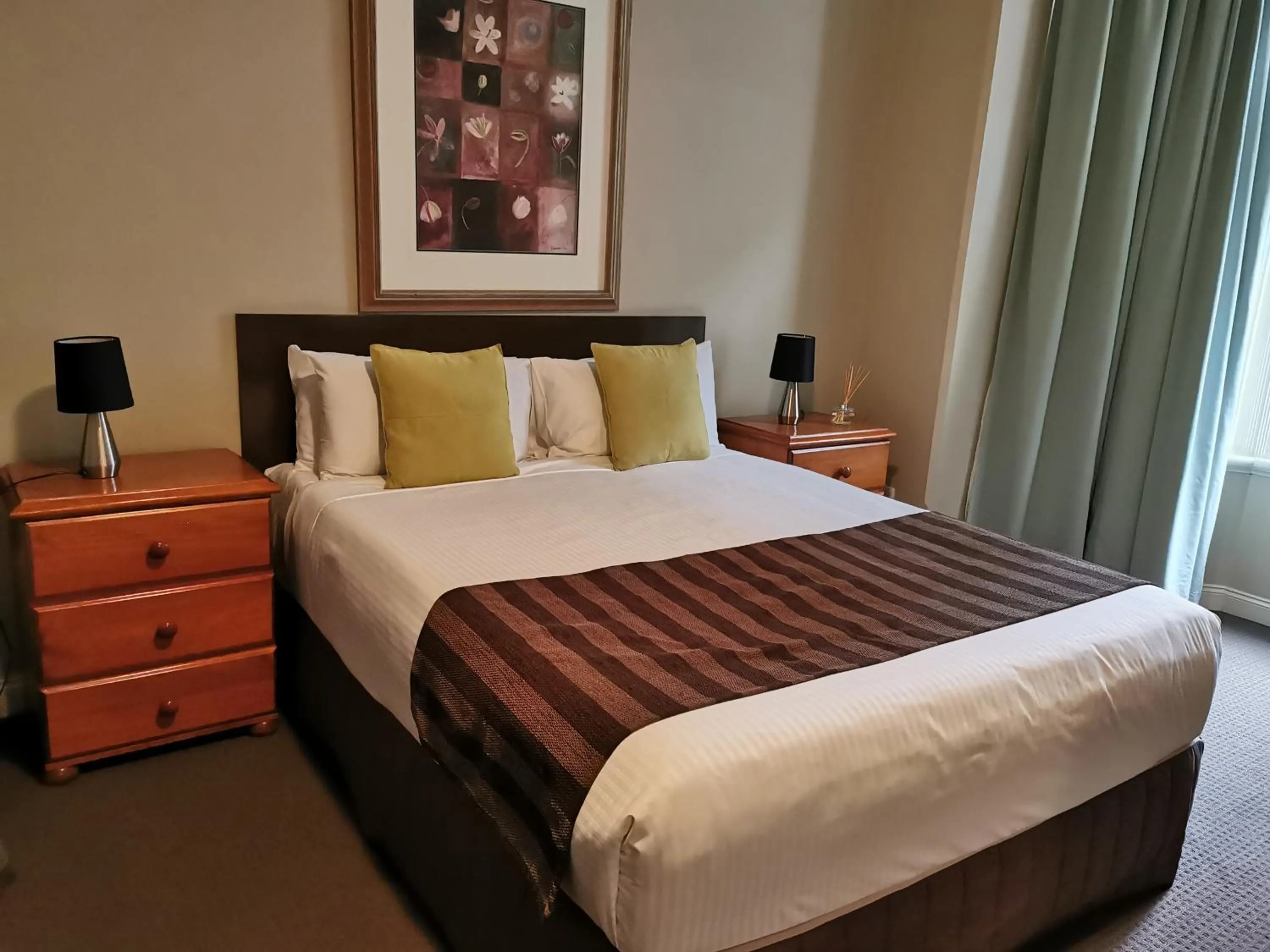 Bedroom, Bed in Adelaide Mansions Apartments