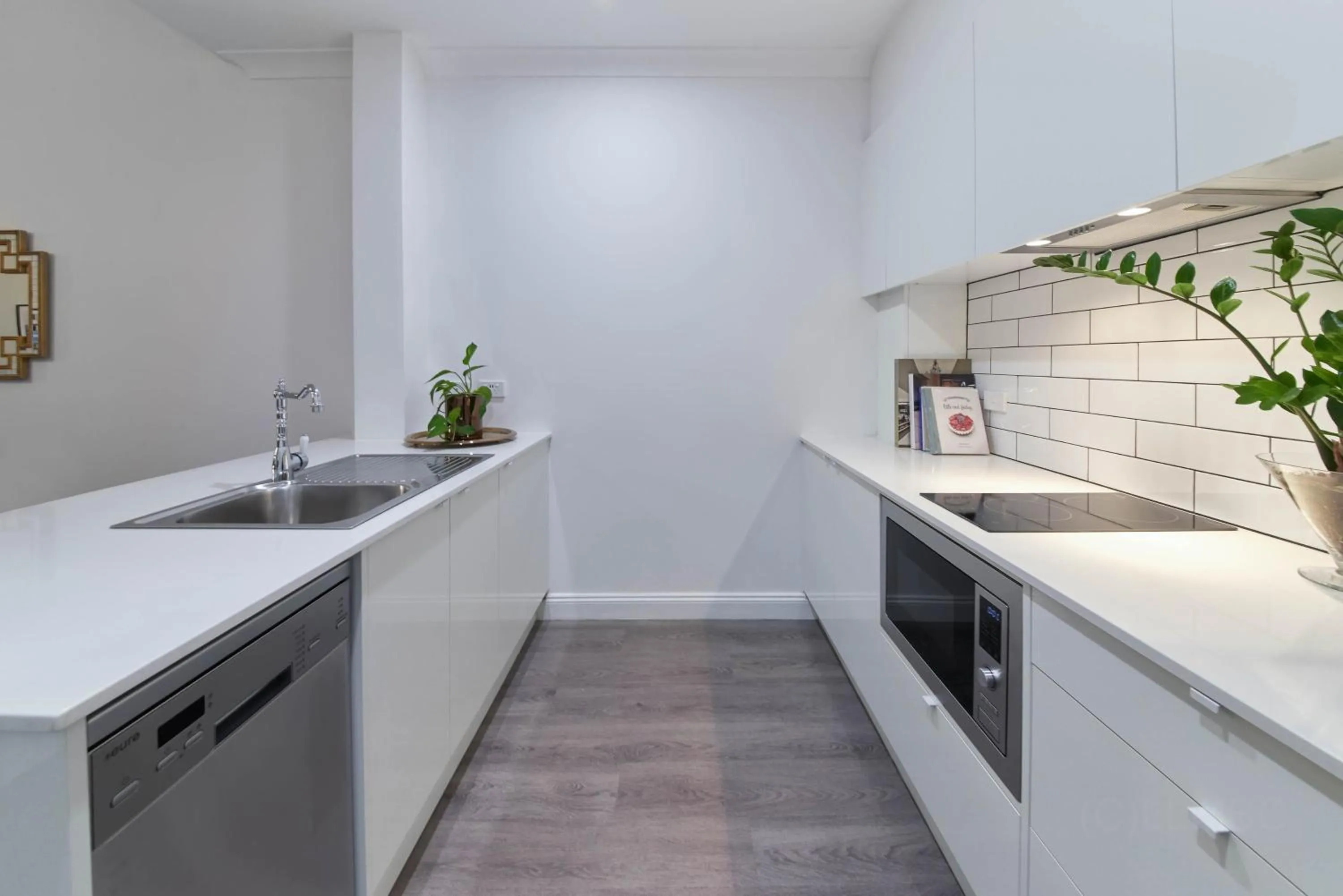 Kitchen or kitchenette in Adelaide Mansions Apartments