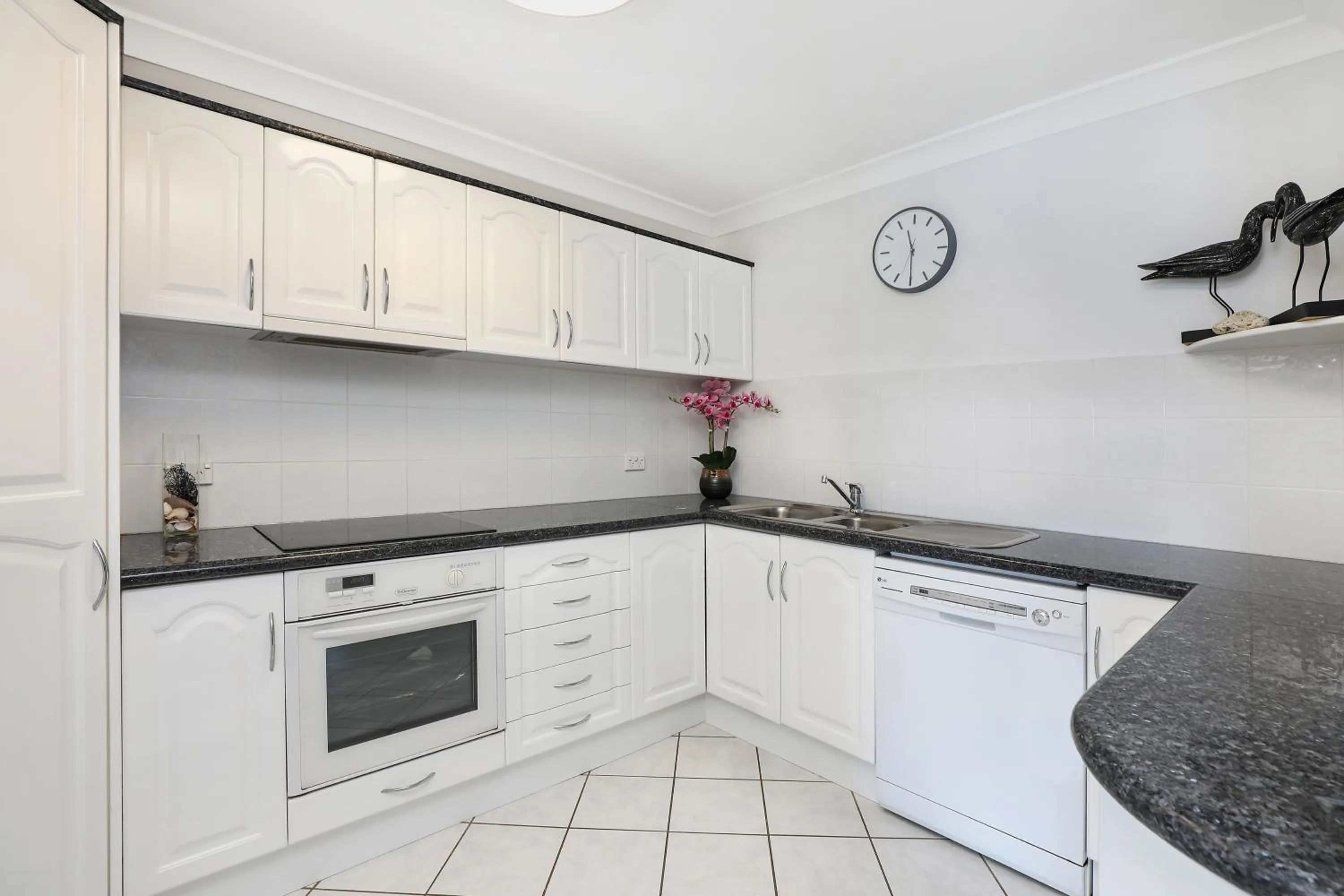 Kitchen or kitchenette in Elouera Tower