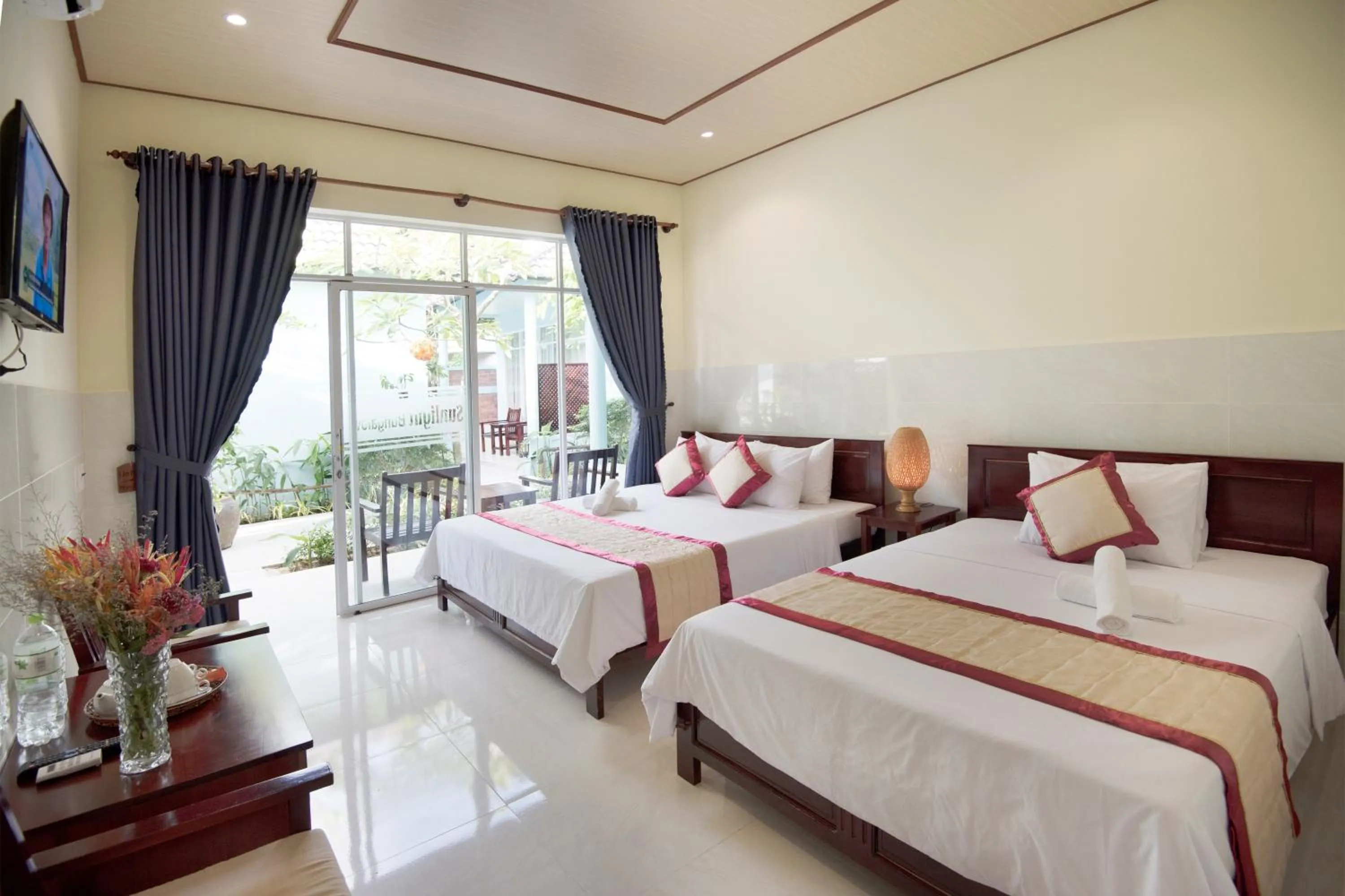 Bedroom, Bed in Sunlight Bungalow