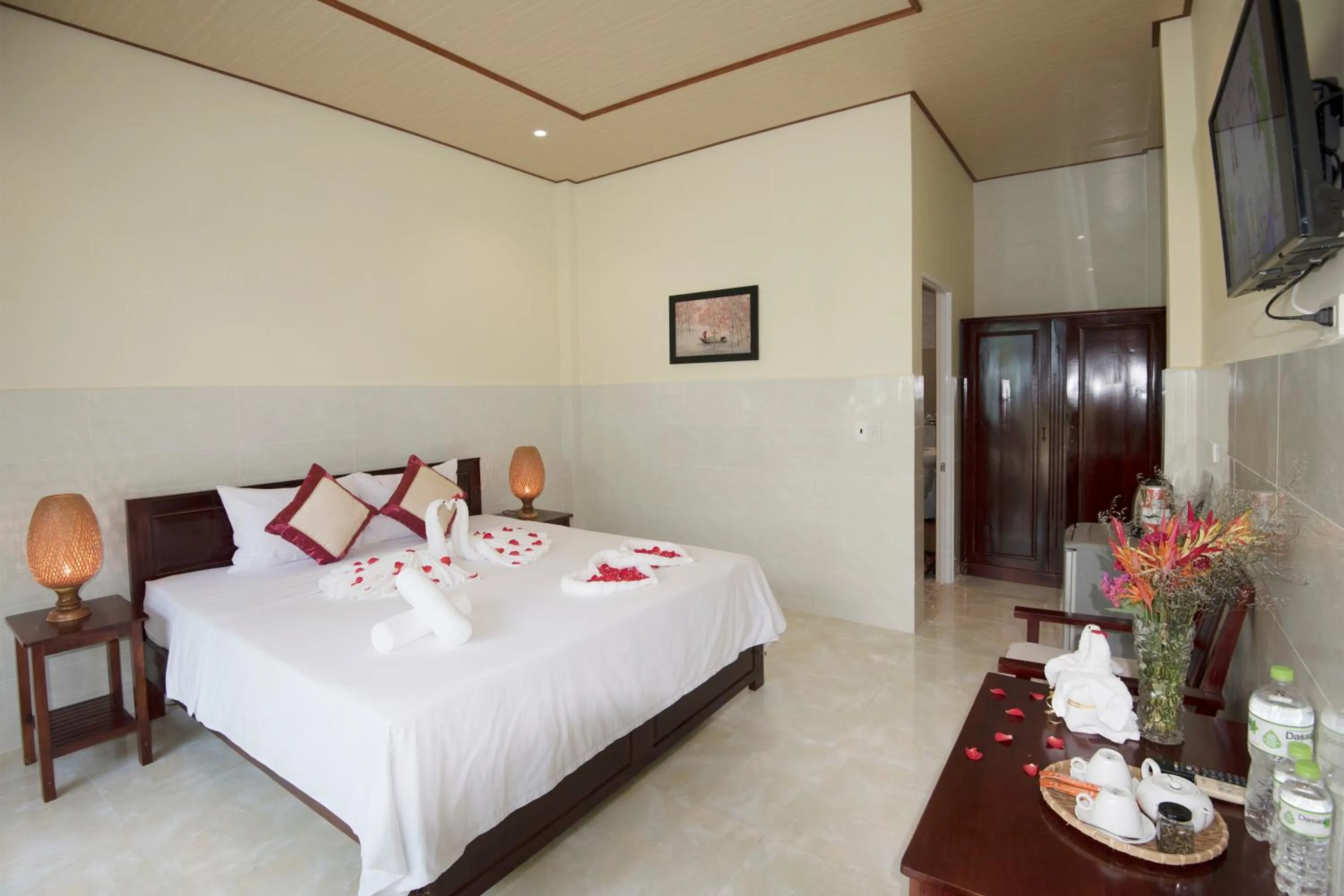 Bedroom, Bed in Sunlight Bungalow