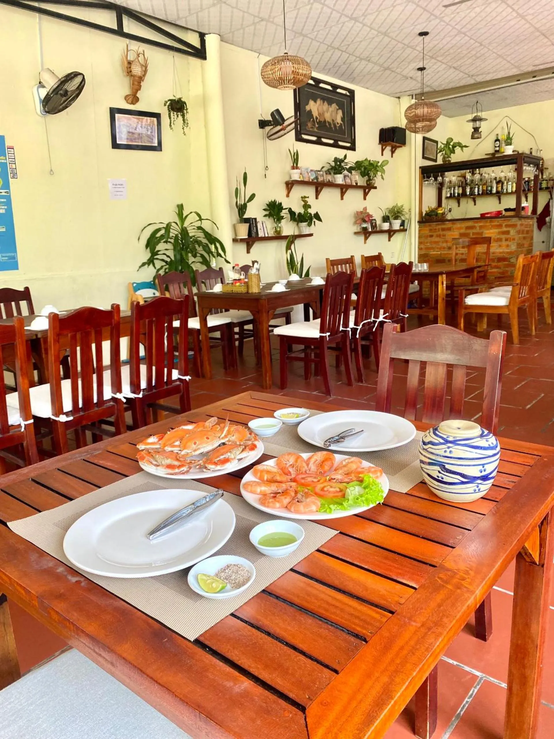 Restaurant/places to eat in Sunlight Bungalow