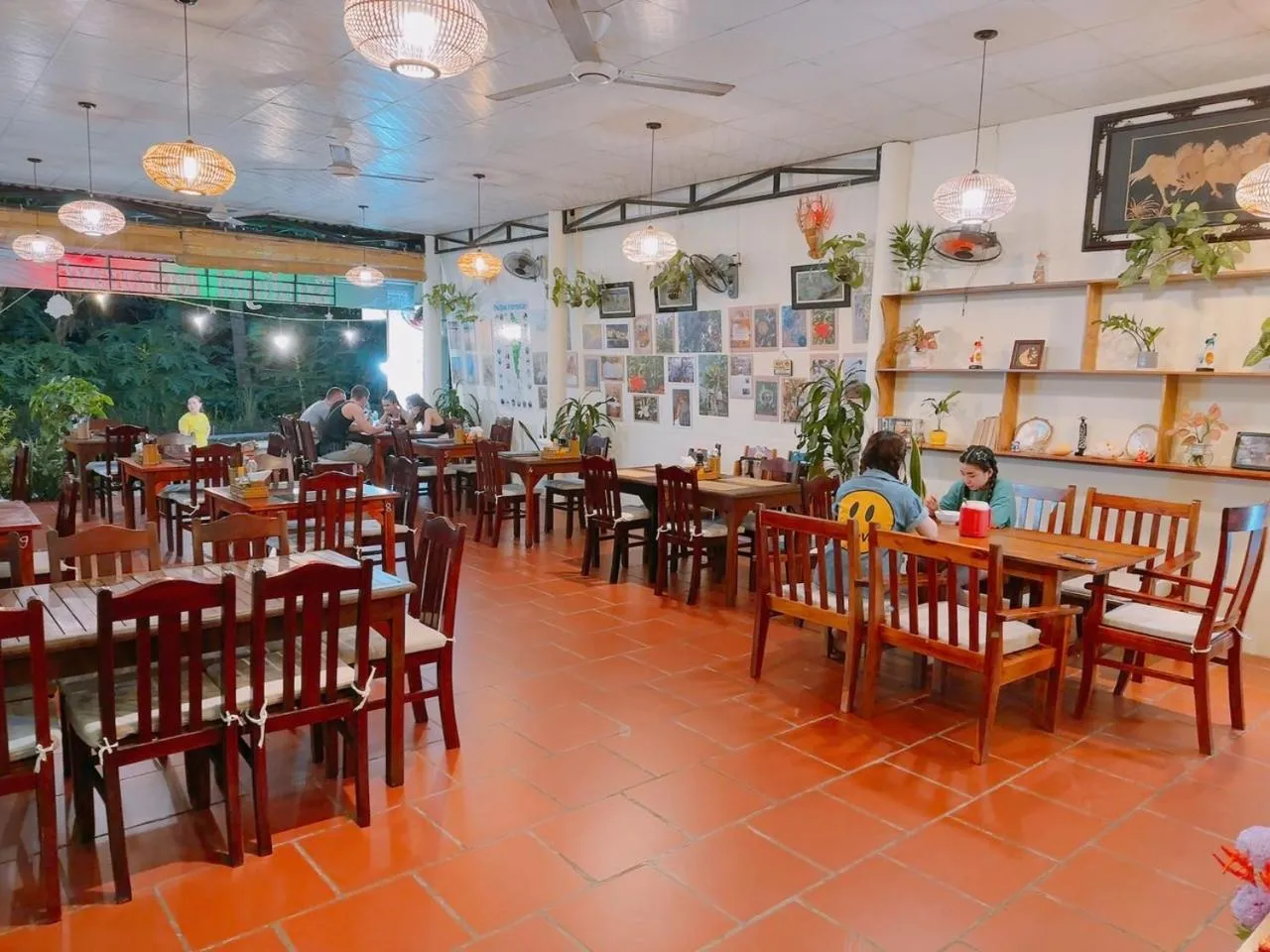 Restaurant/places to eat in Sunlight Bungalow