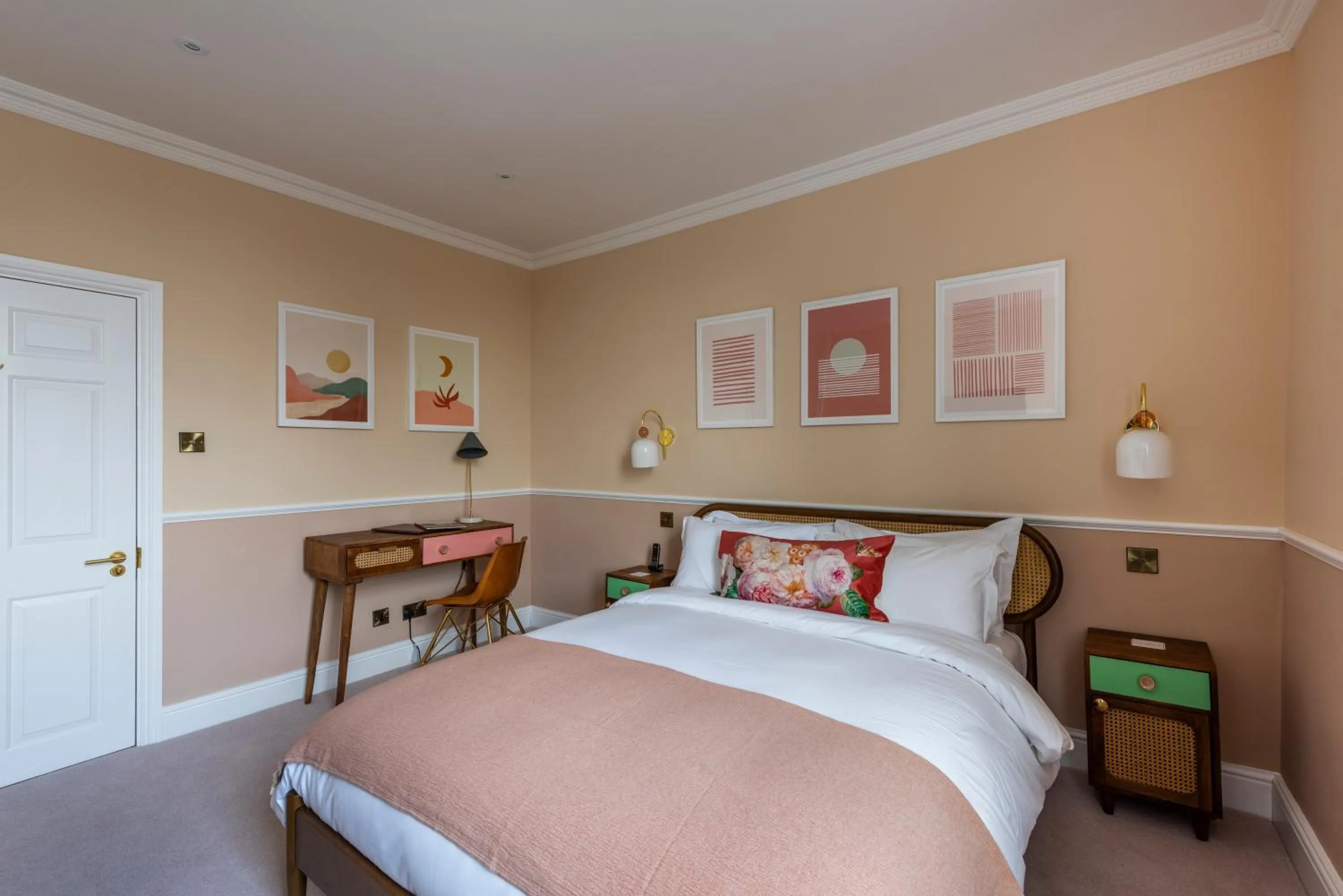 Photo of the whole room, Bed in The George Hotel