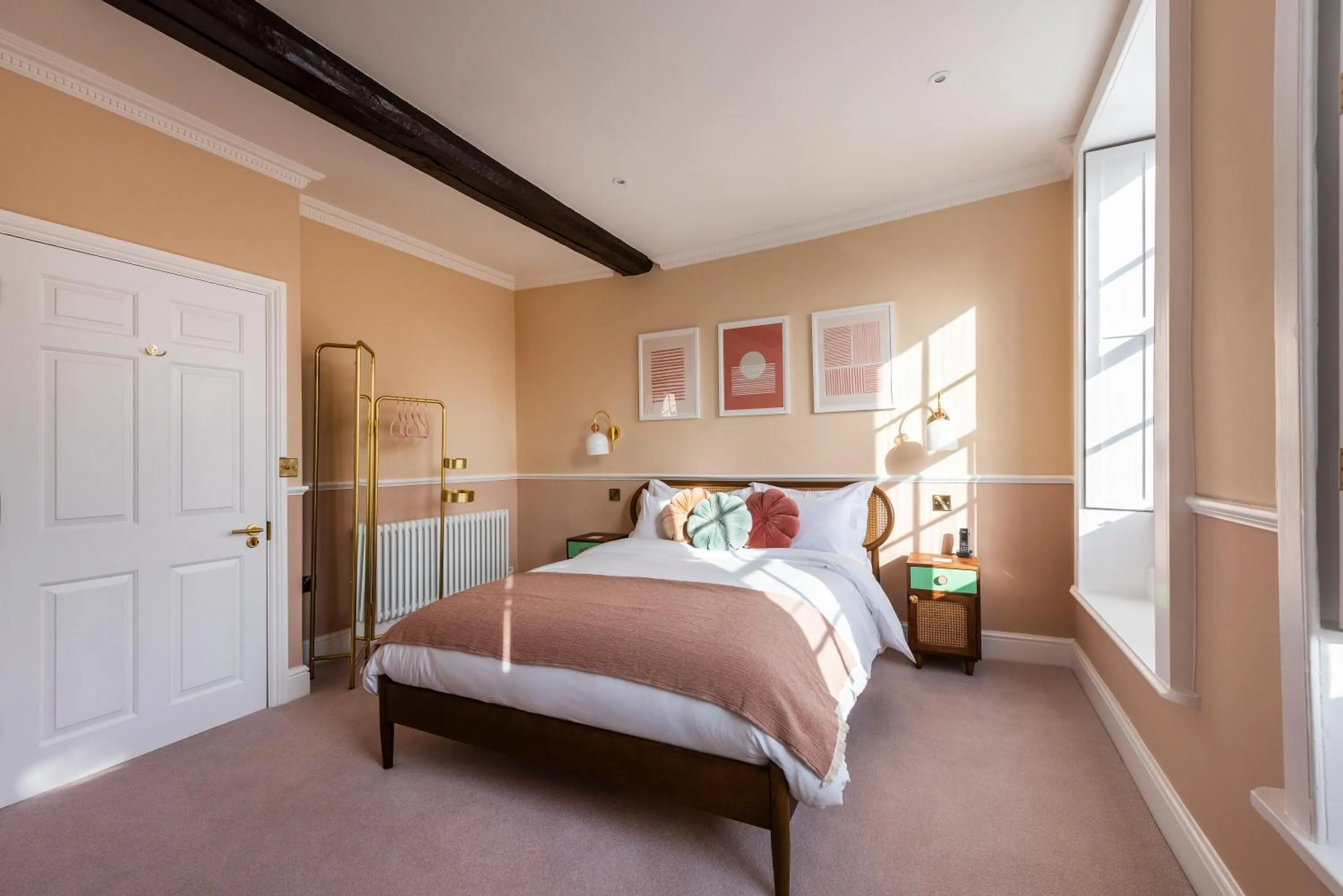 Photo of the whole room, Bed in The George Hotel