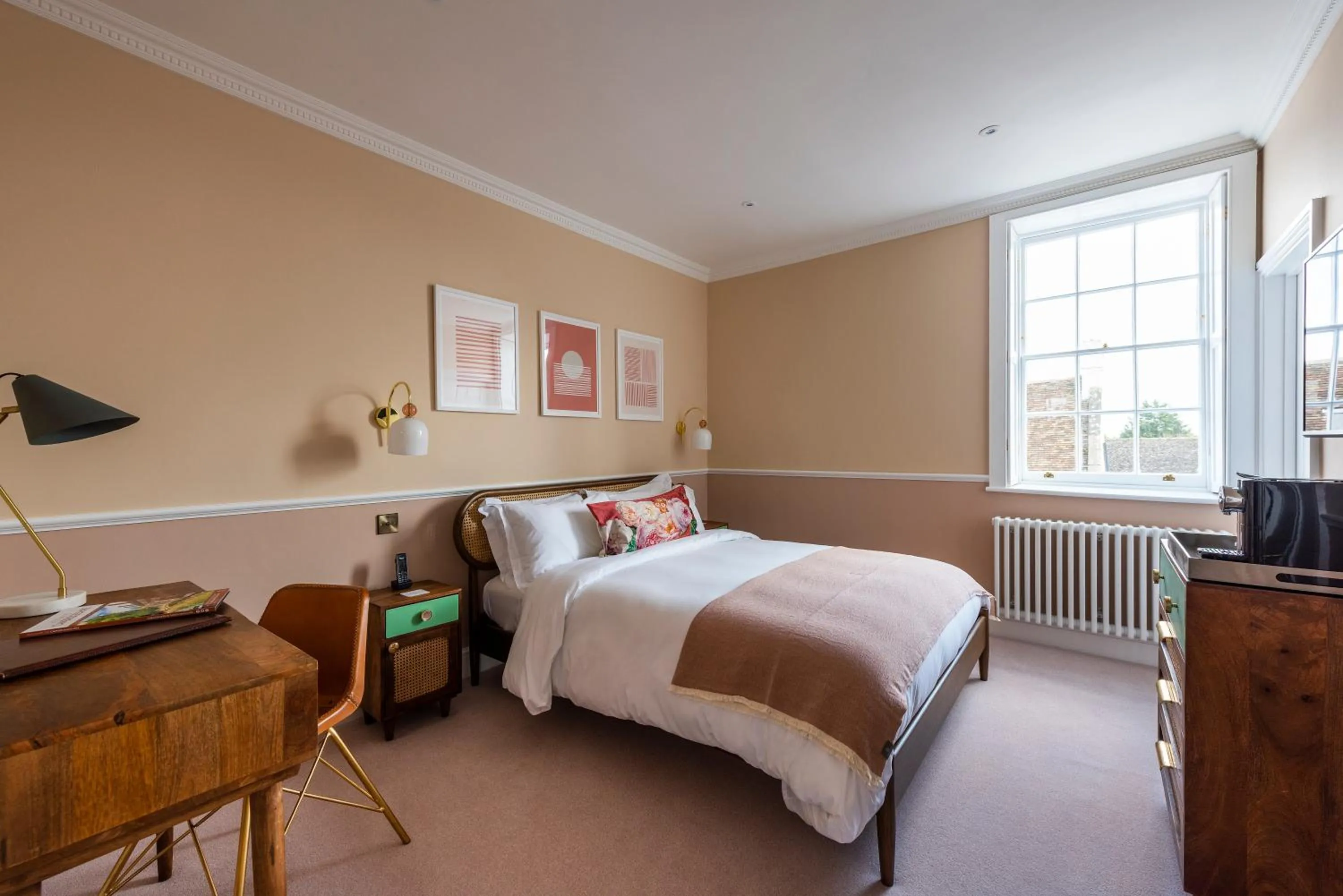 Photo of the whole room, Bed in The George Hotel