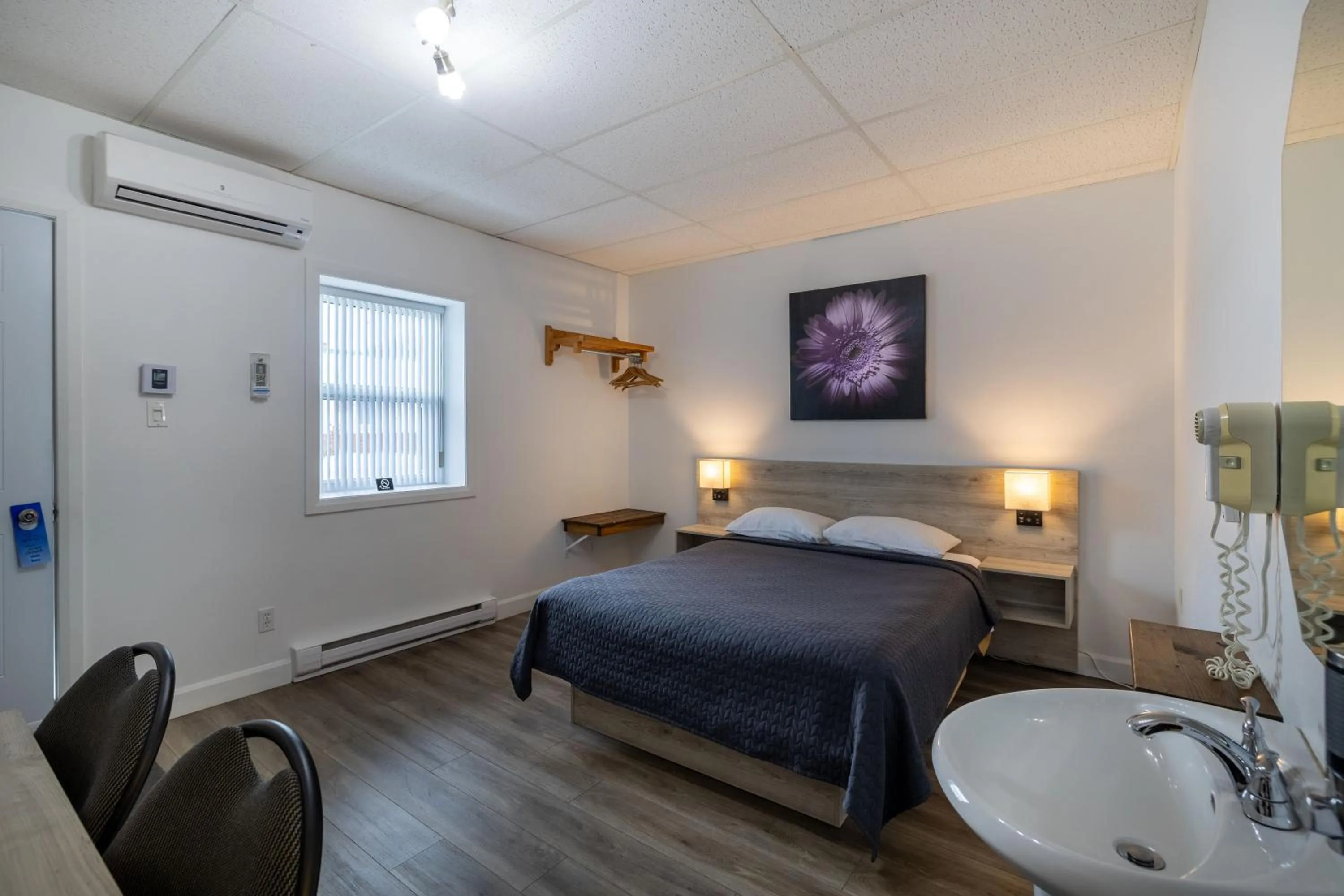 Bedroom, Bed in Motel Et Condo Chez Charley