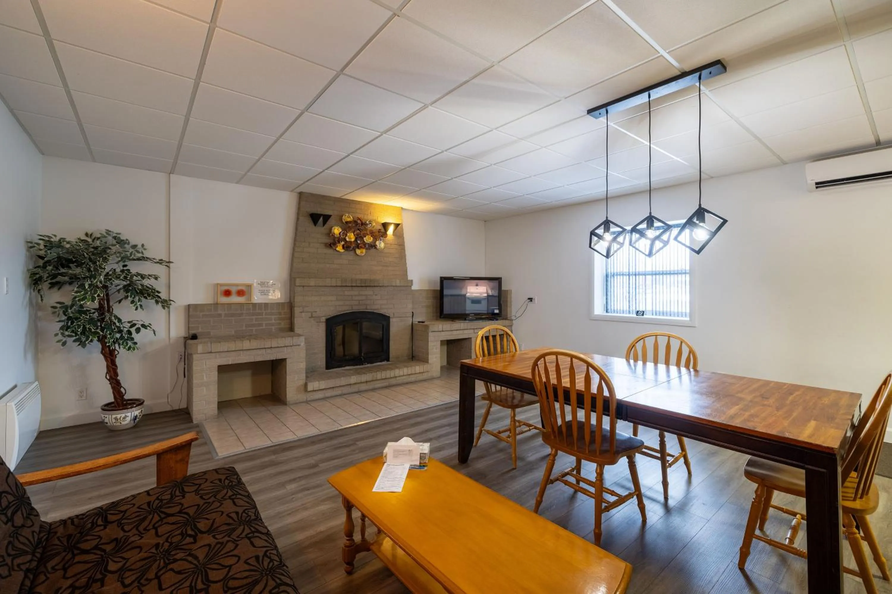 Photo of the whole room in Motel Et Condo Chez Charley