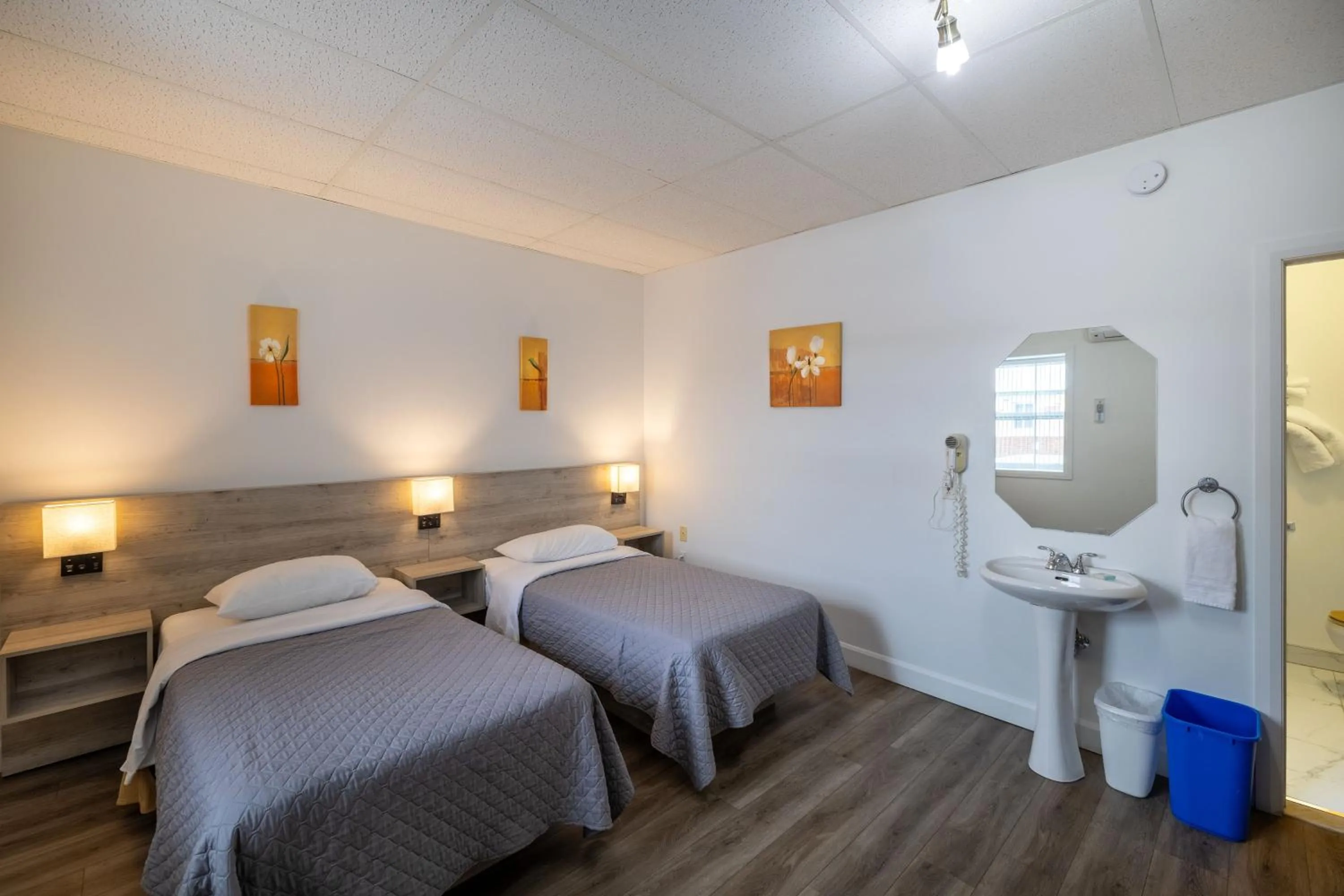 Bedroom, Bed in Motel Et Condo Chez Charley