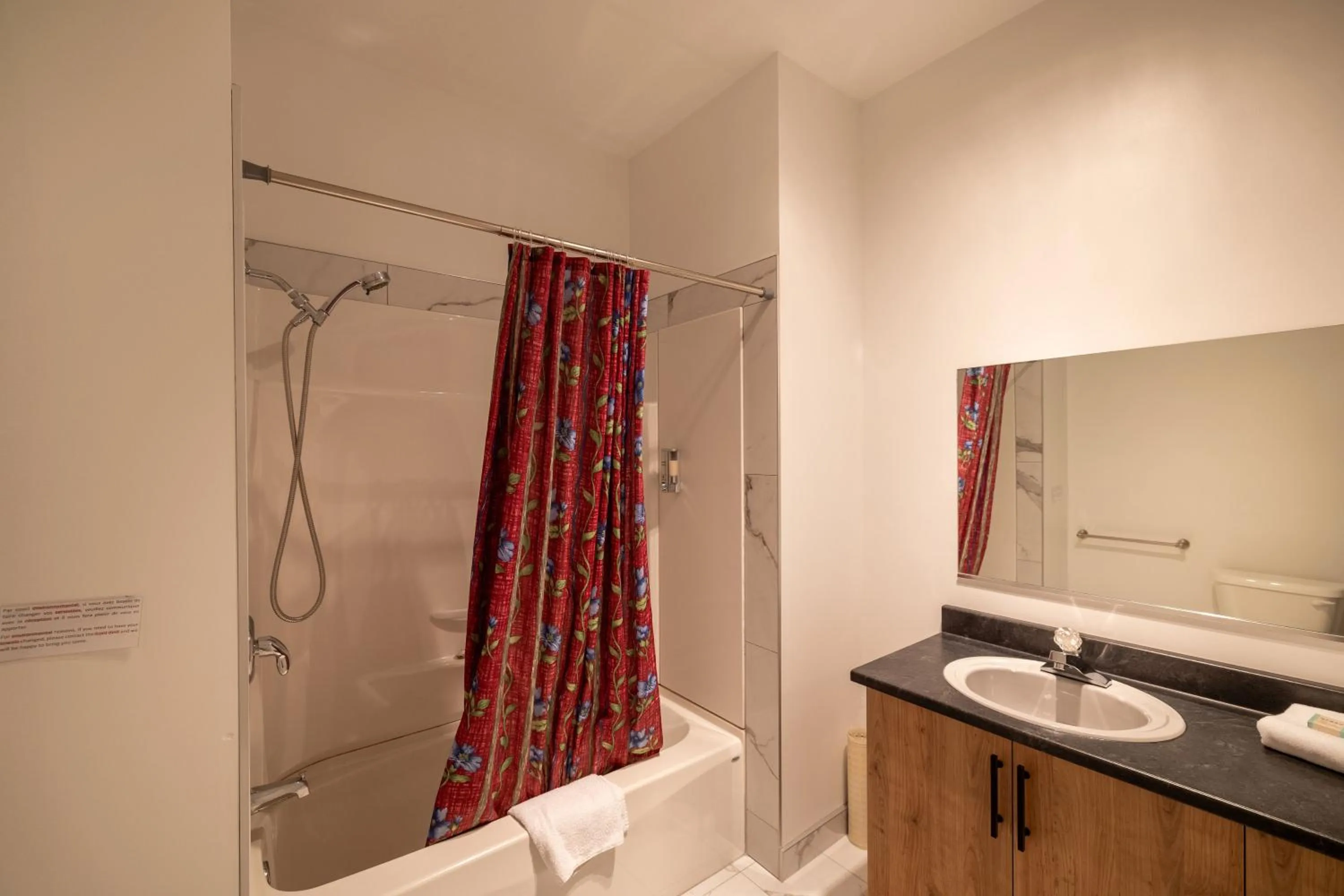 Shower in Motel Et Condo Chez Charley