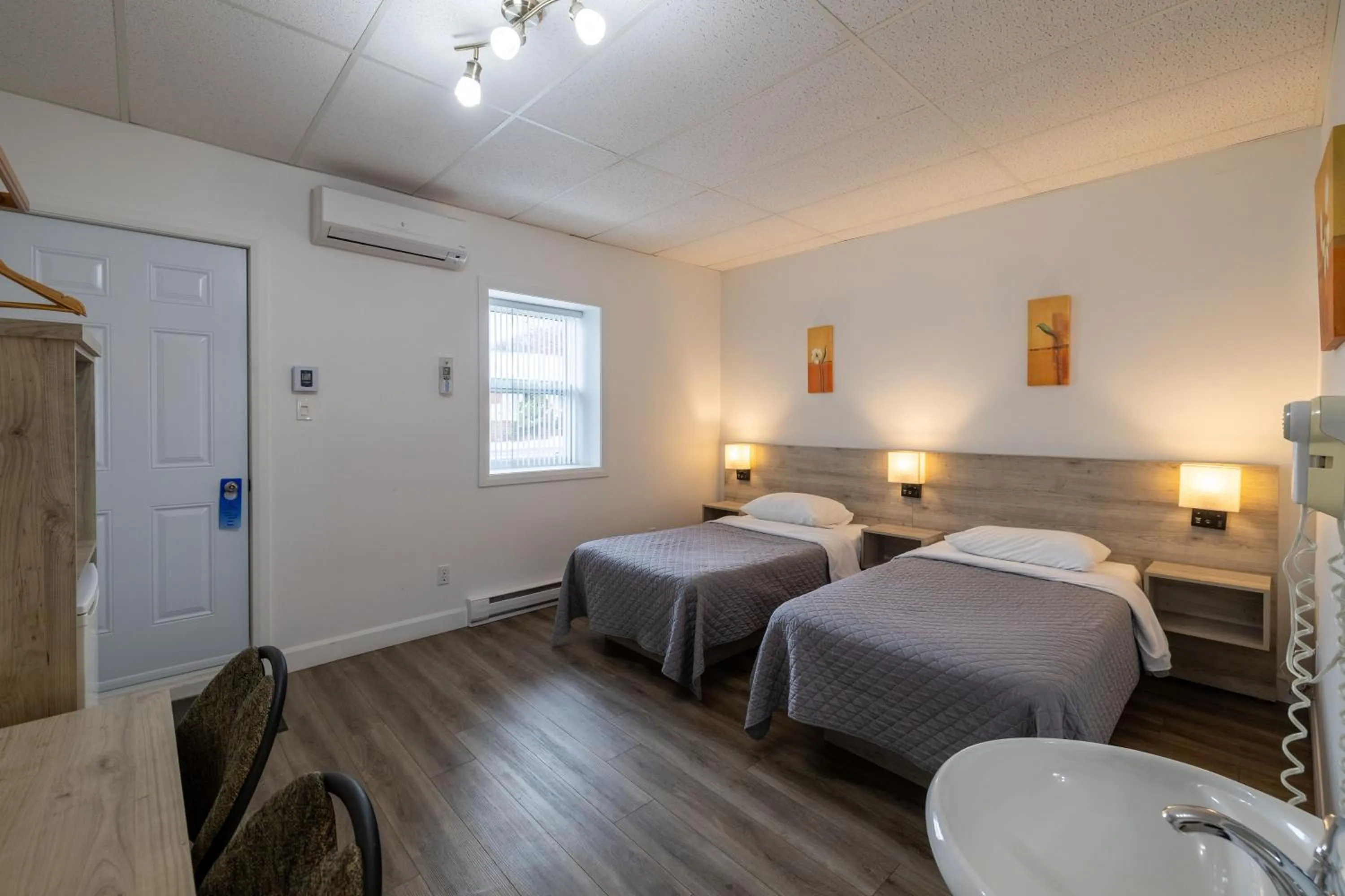 Bedroom, Bed in Motel Et Condo Chez Charley