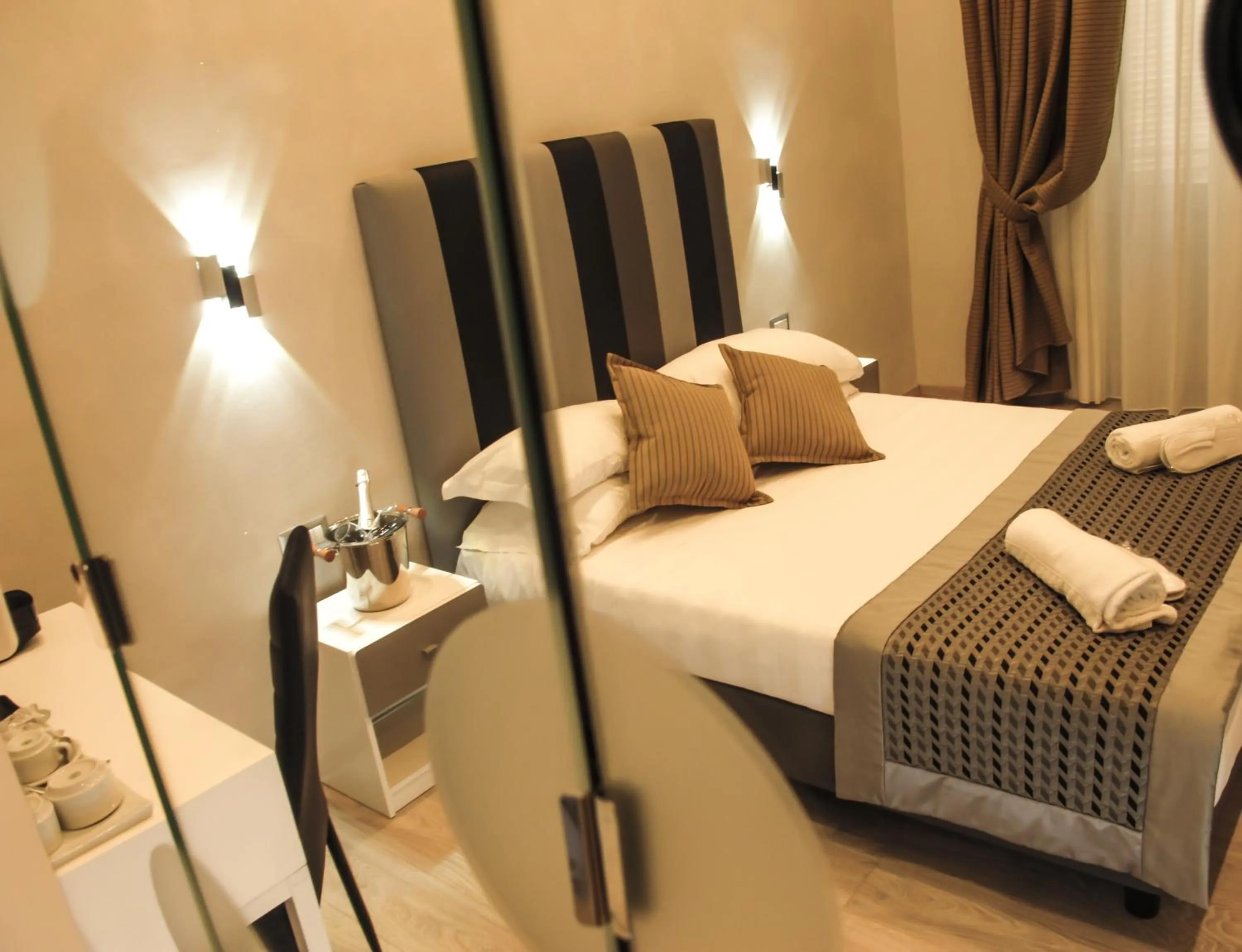 Photo of the whole room, Bed in Roma Veneto Relais