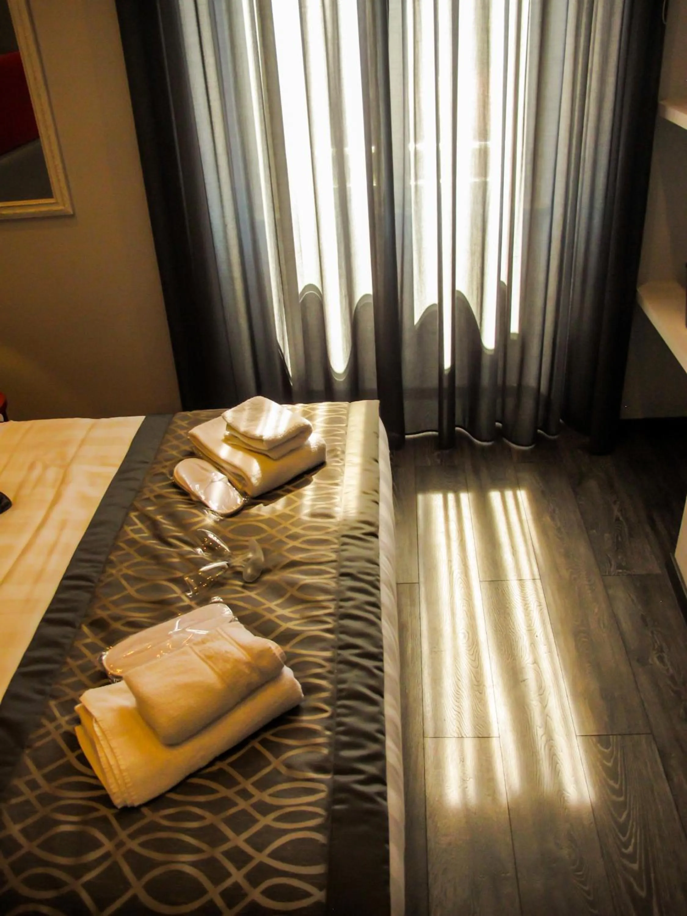 Photo of the whole room, Bed in Roma Veneto Relais