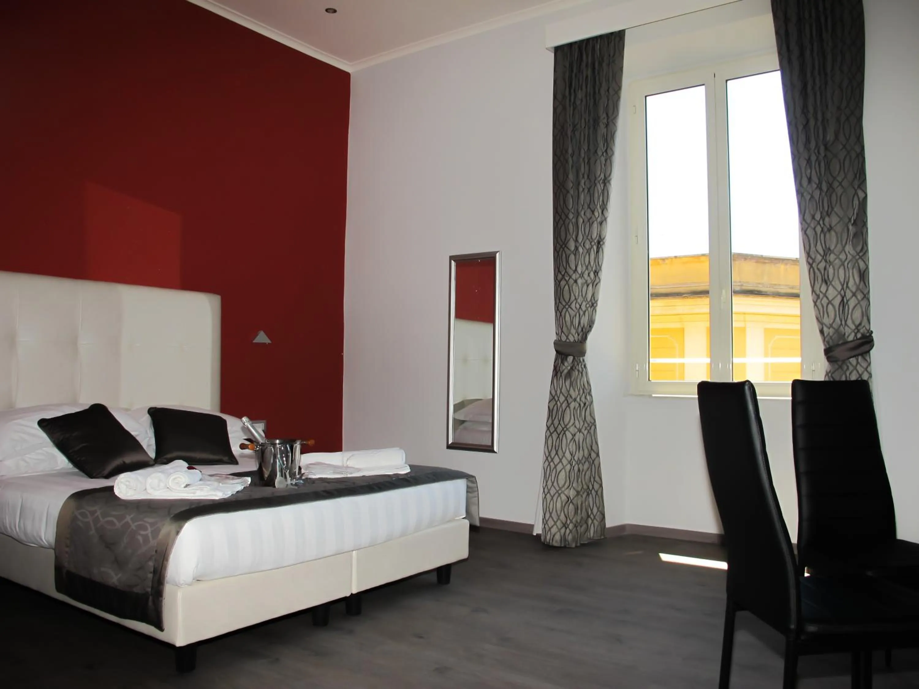 Photo of the whole room, Bed in Roma Veneto Relais