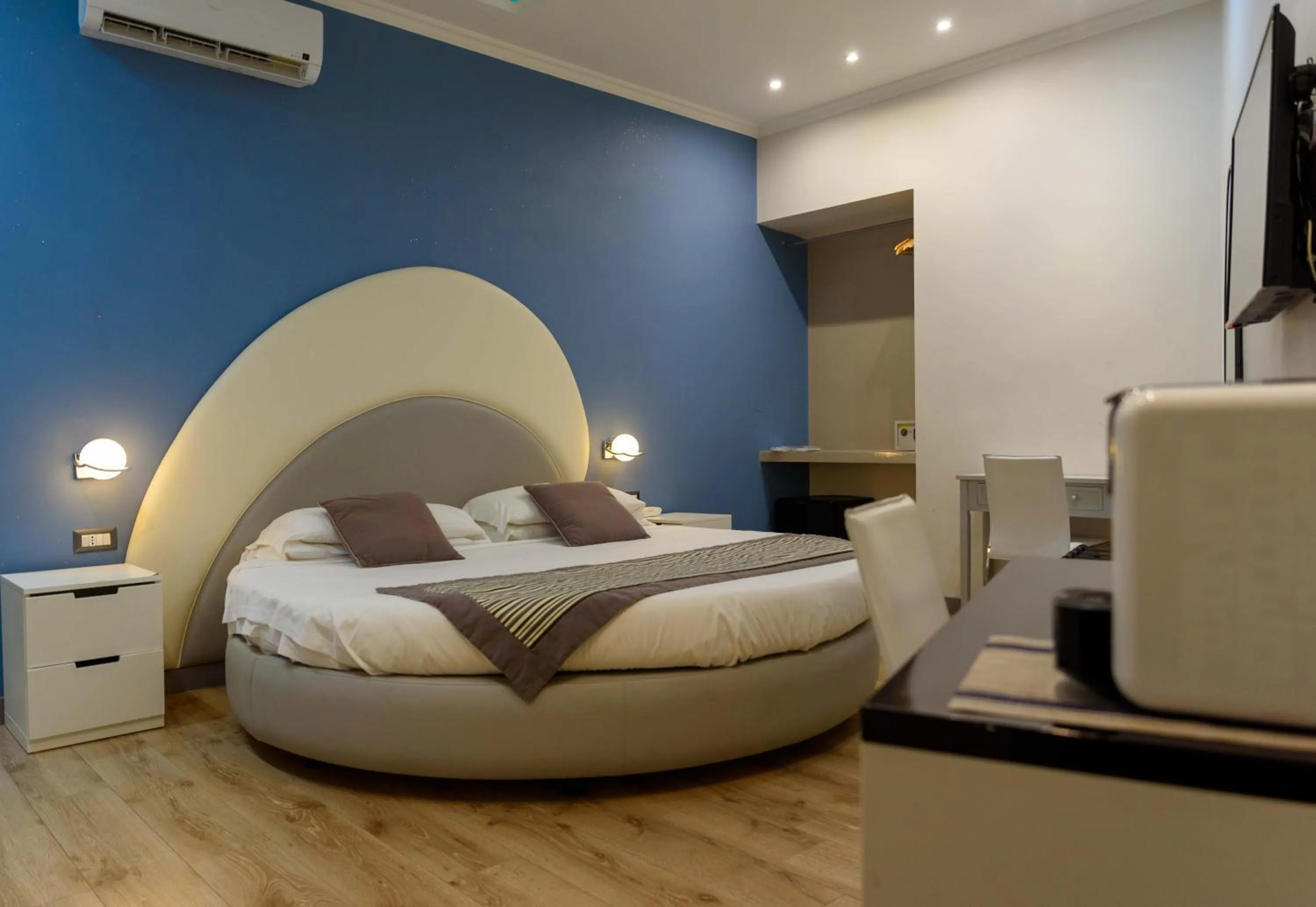 Bed in Roma Veneto Relais