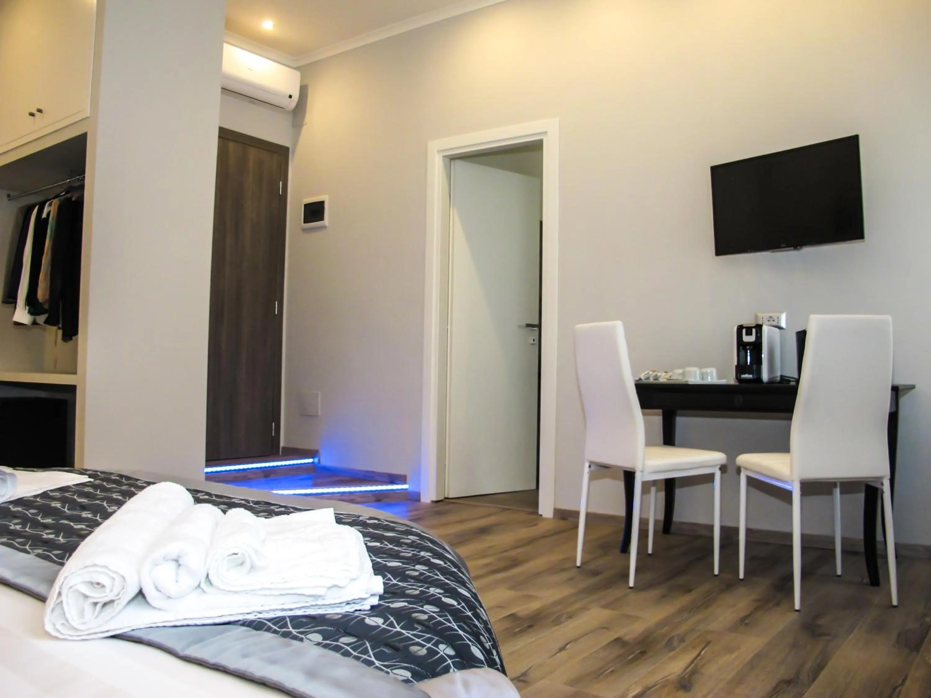 Photo of the whole room, Bed in Roma Veneto Relais