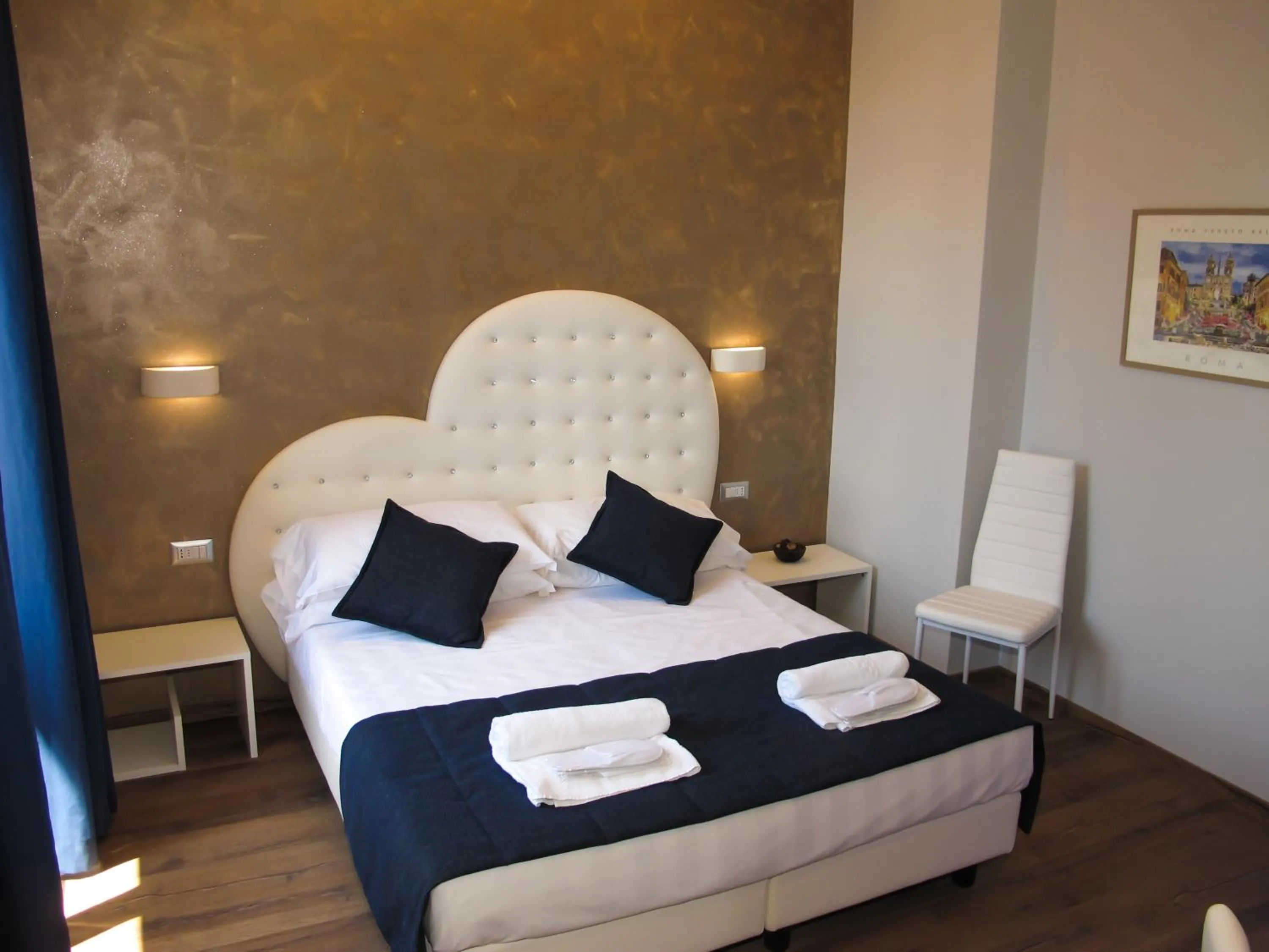 Photo of the whole room, Bed in Roma Veneto Relais