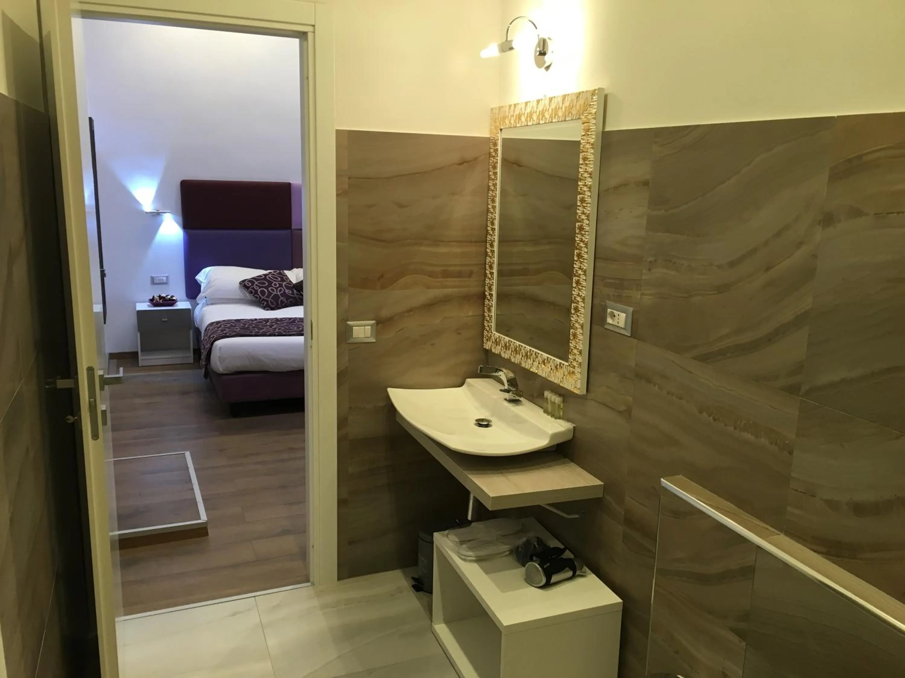 Bathroom, Bed in Roma Veneto Relais