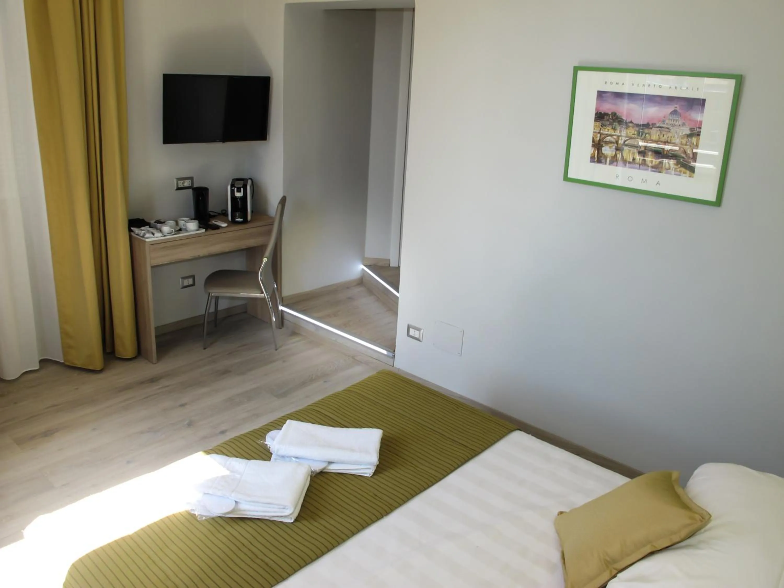 Photo of the whole room, Bed in Roma Veneto Relais