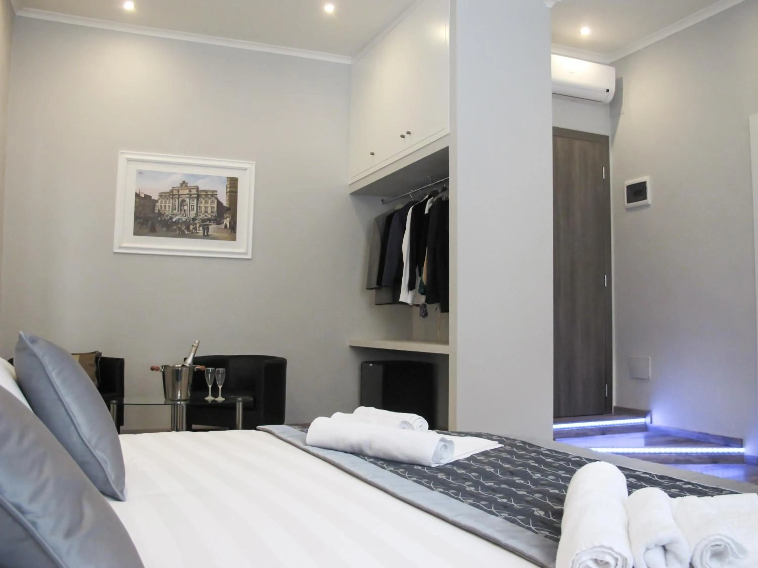 Photo of the whole room, Bed in Roma Veneto Relais