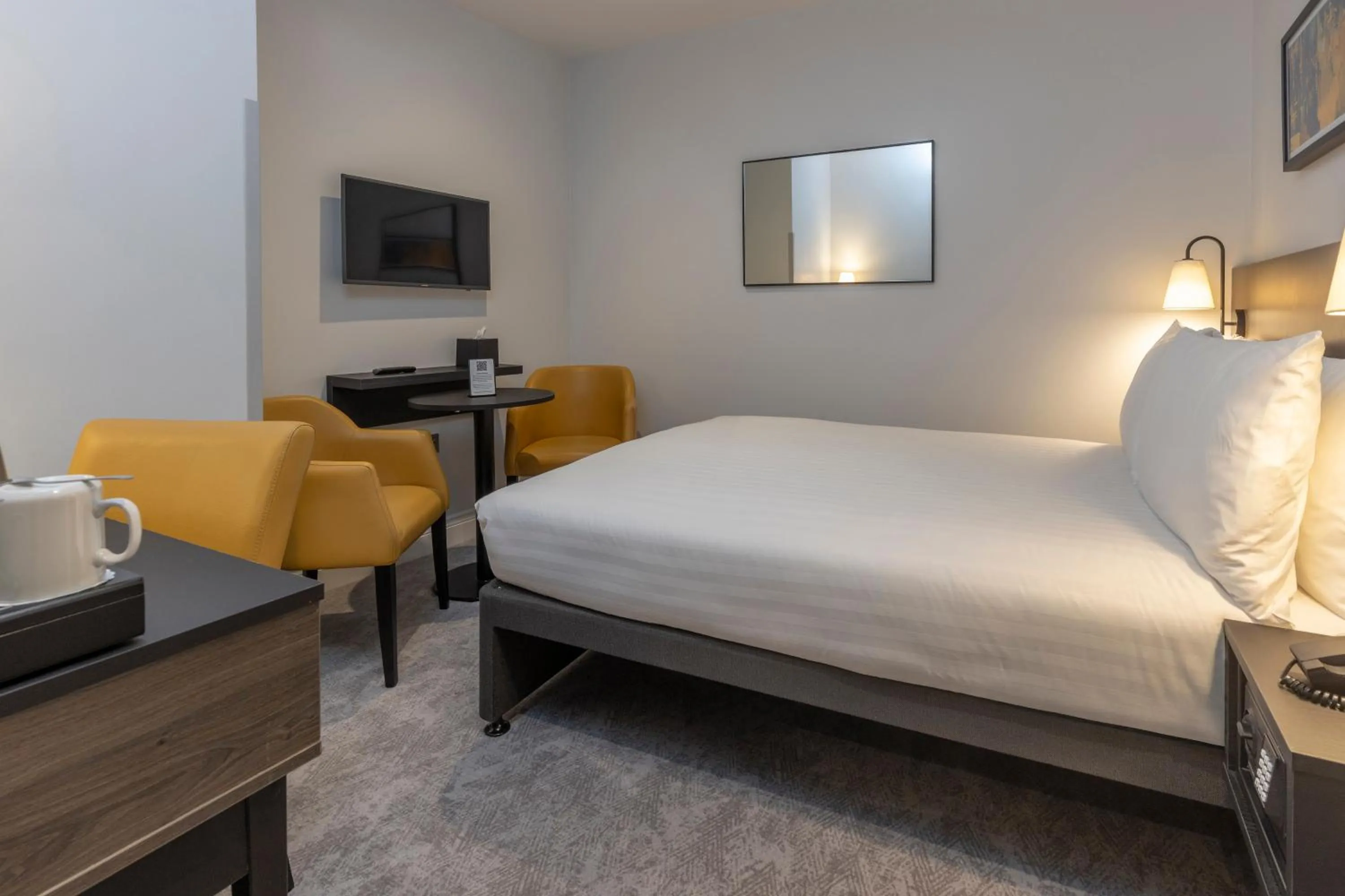 Photo of the whole room, Bed in Best Western Kensington Olympia Hotel