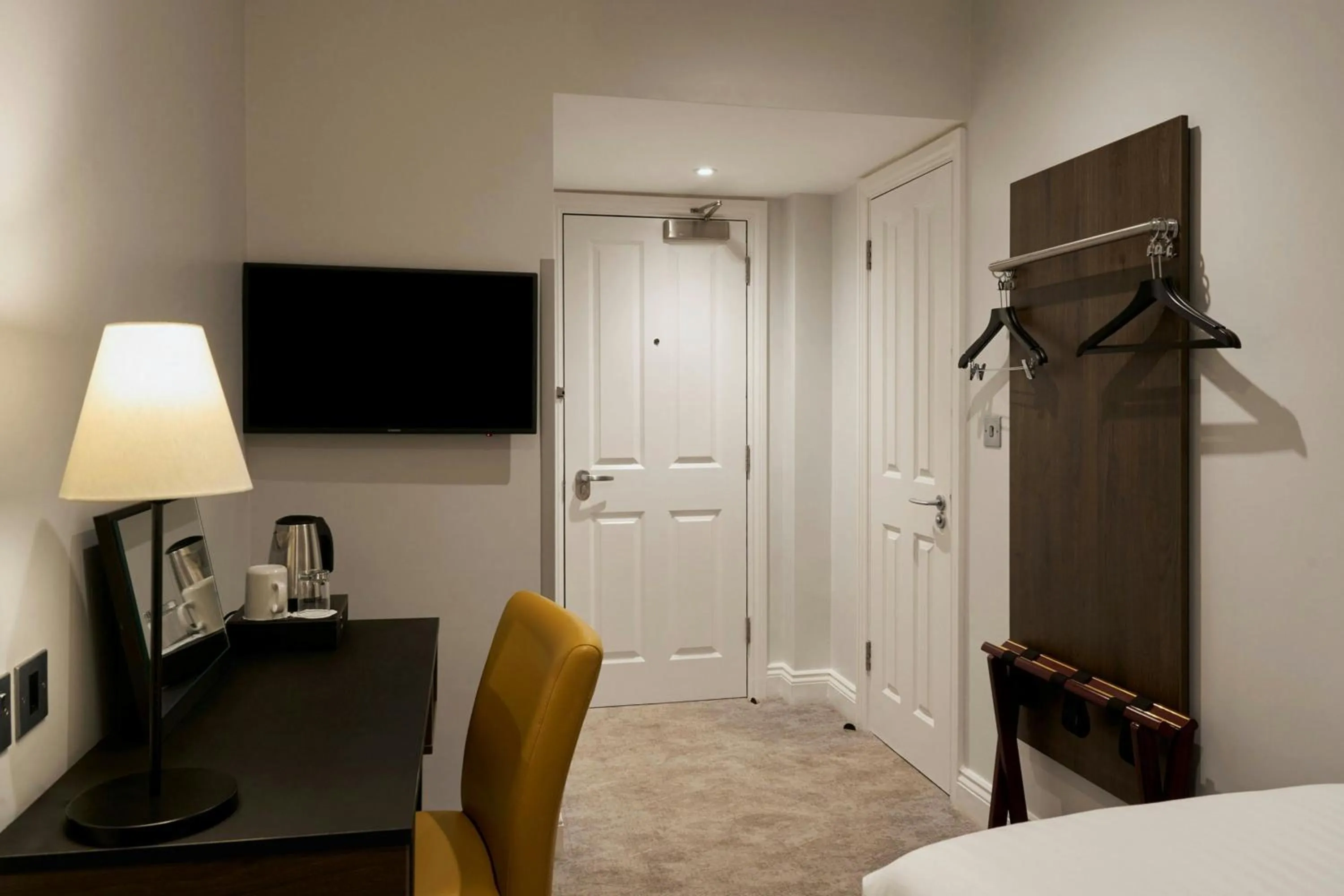 Photo of the whole room, Bed in Four Points Flex by Sheraton London Kensington Olympia