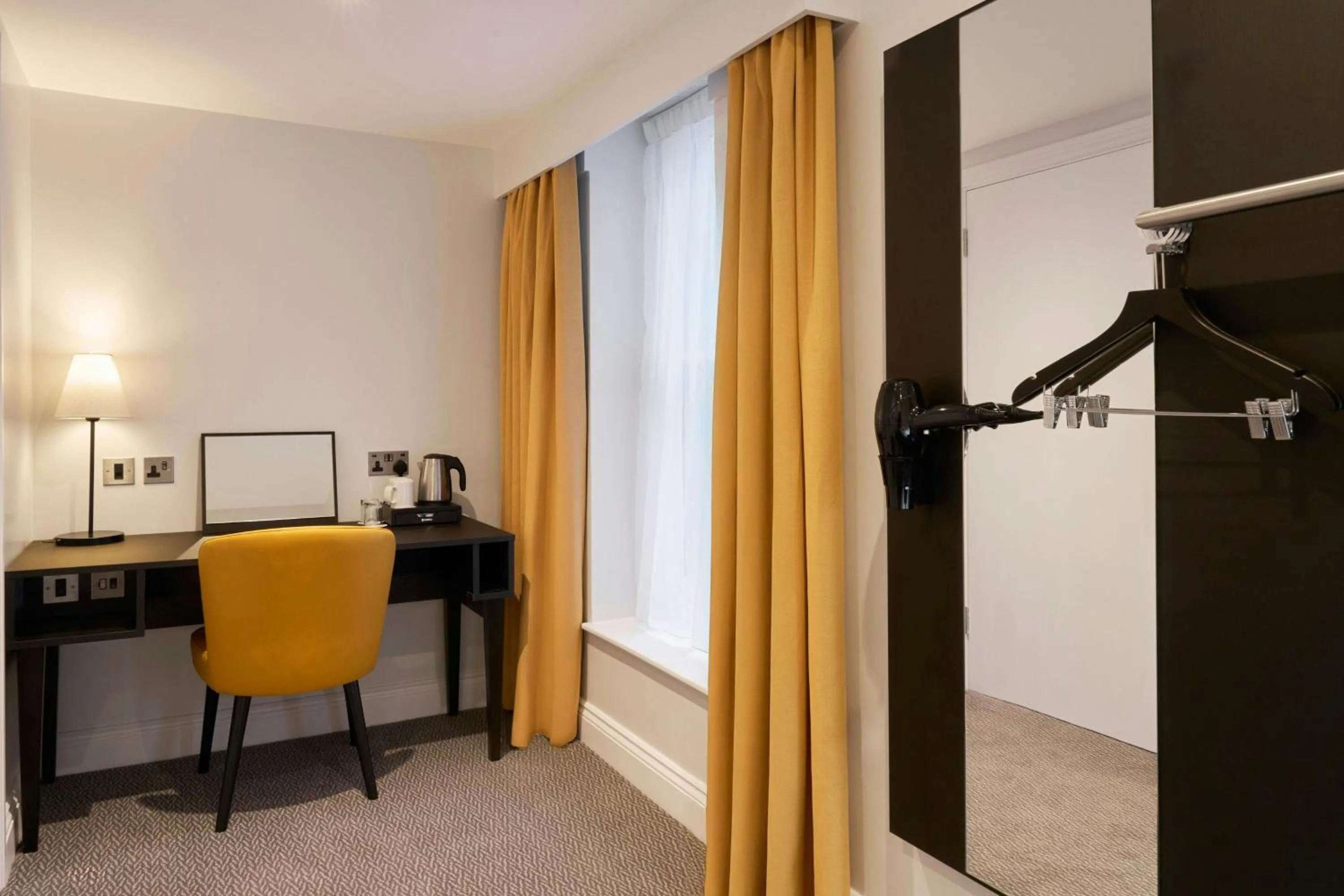 Photo of the whole room in Four Points Flex by Sheraton London Kensington Olympia