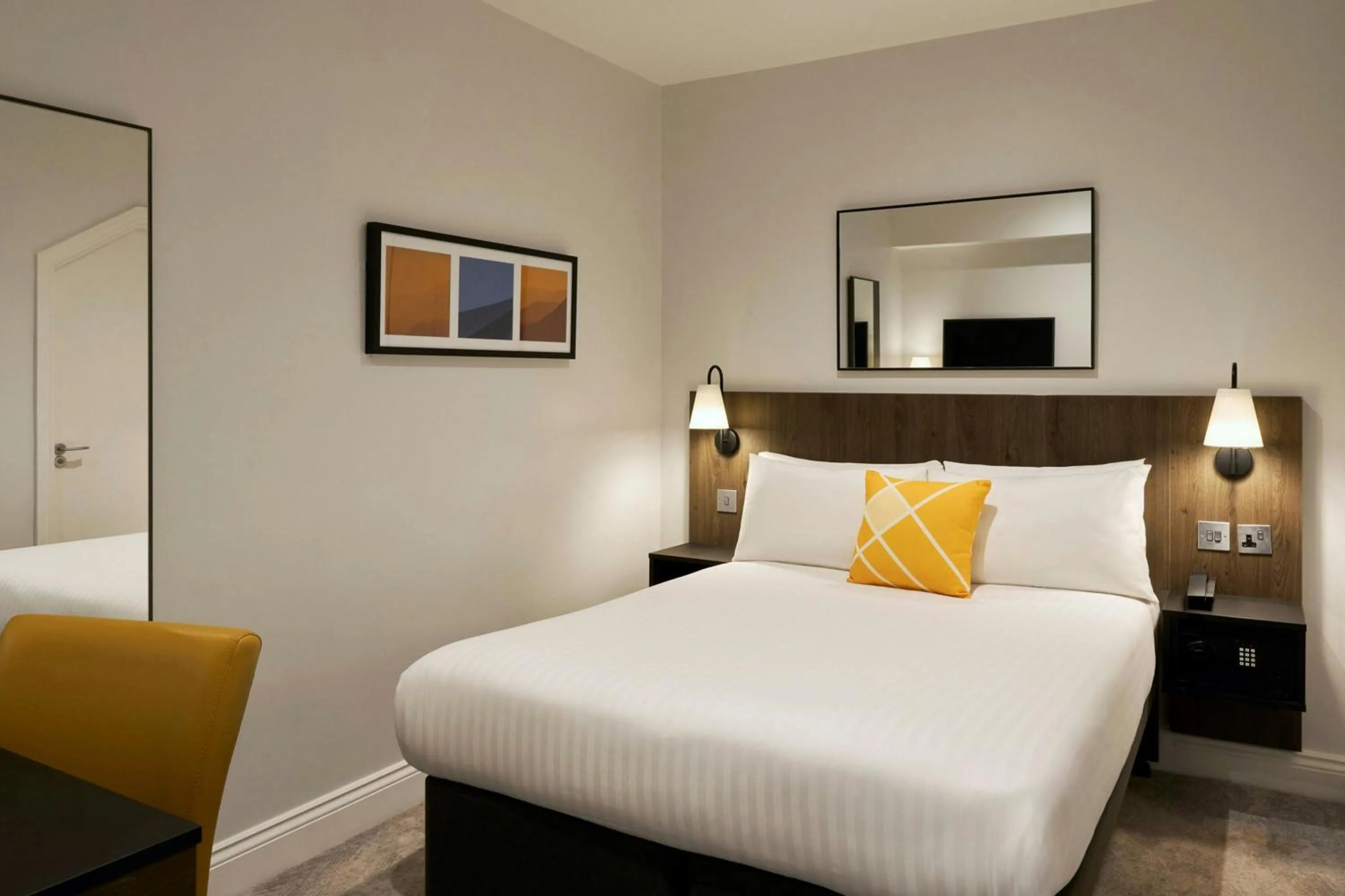 Photo of the whole room, Bed in Four Points Flex by Sheraton London Kensington Olympia