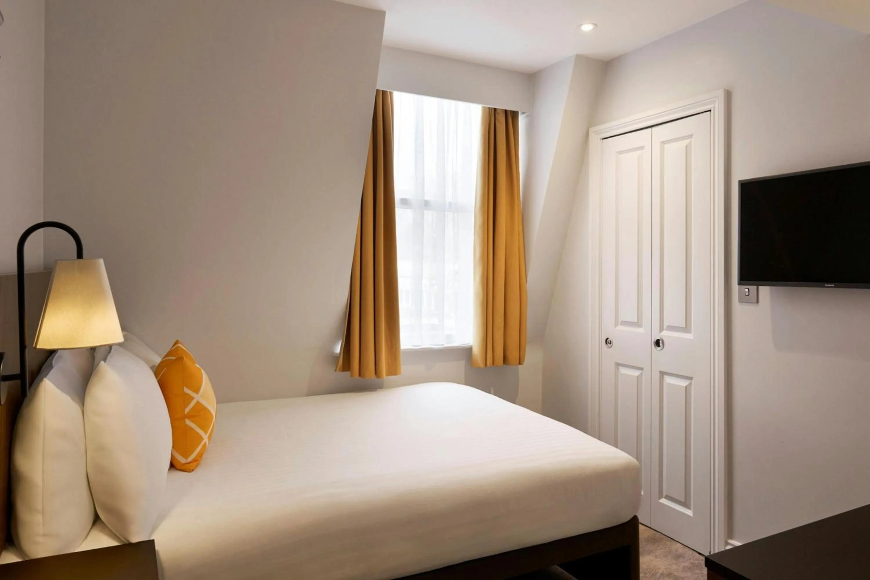 Photo of the whole room, Bed in Four Points Flex by Sheraton London Kensington Olympia