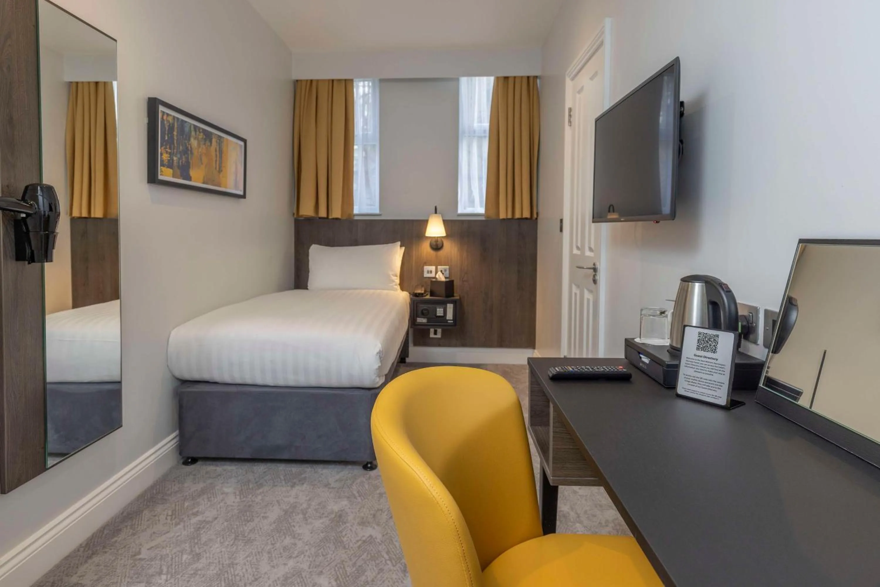 Bedroom, Bed in Four Points Flex by Sheraton London Kensington Olympia