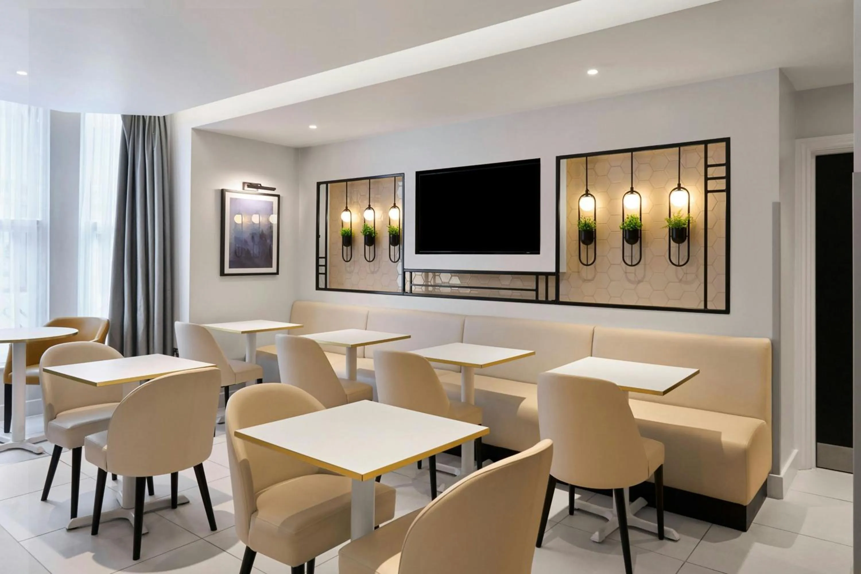 Lounge or bar in Four Points Flex by Sheraton London Kensington Olympia