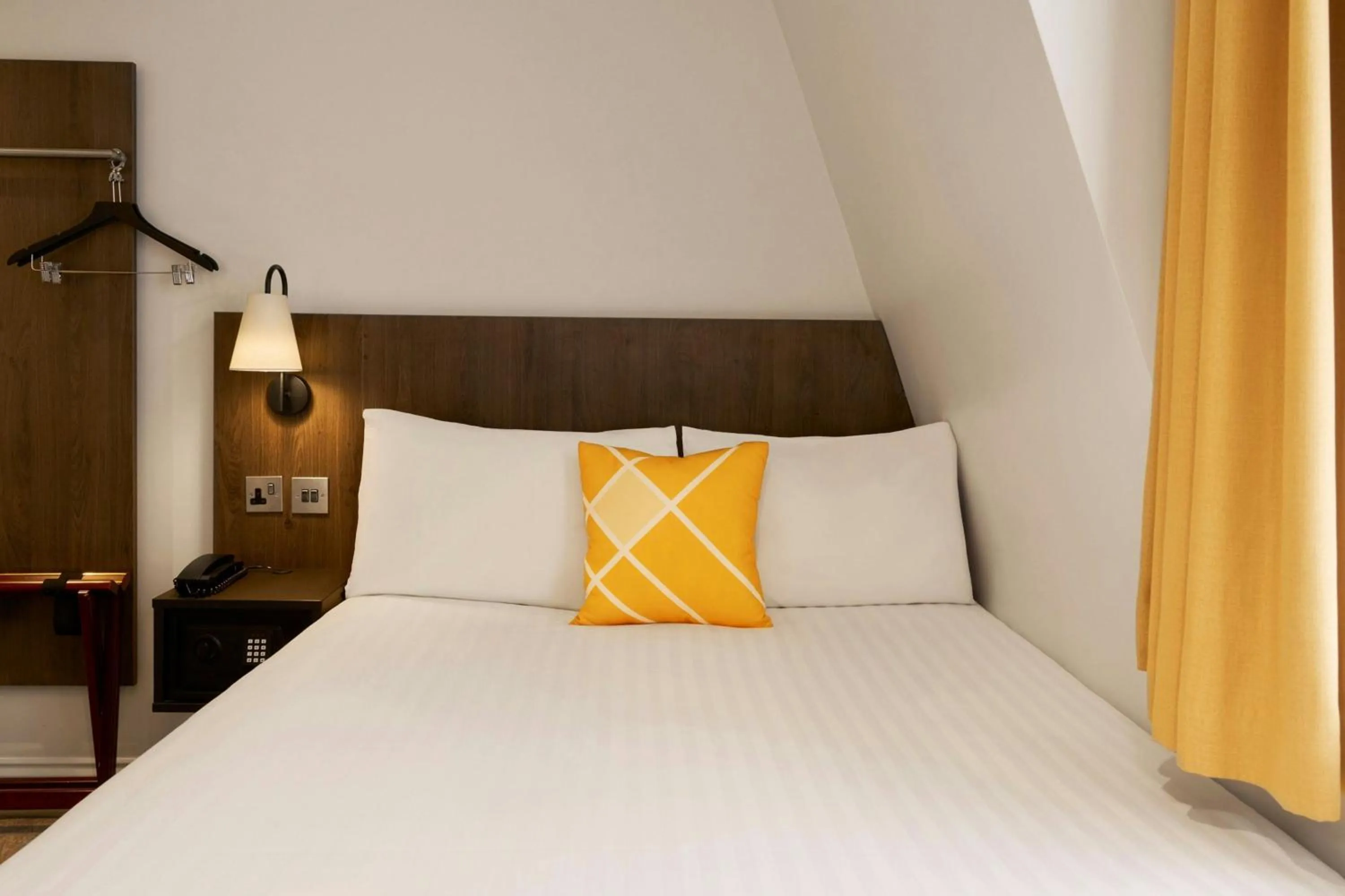 Photo of the whole room, Bed in Four Points Flex by Sheraton London Kensington Olympia