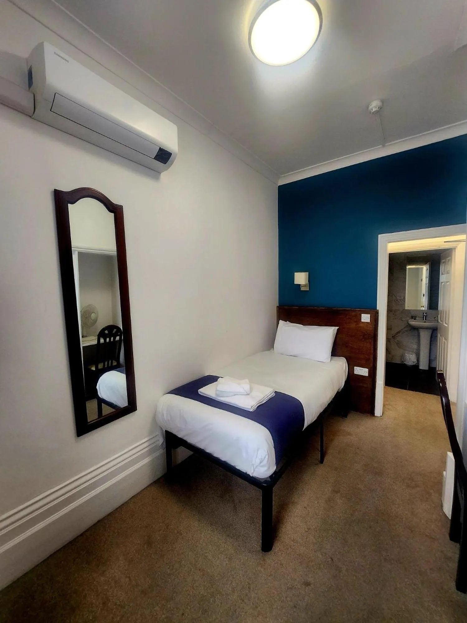 Bedroom, Bed in Keppels Head Hotel