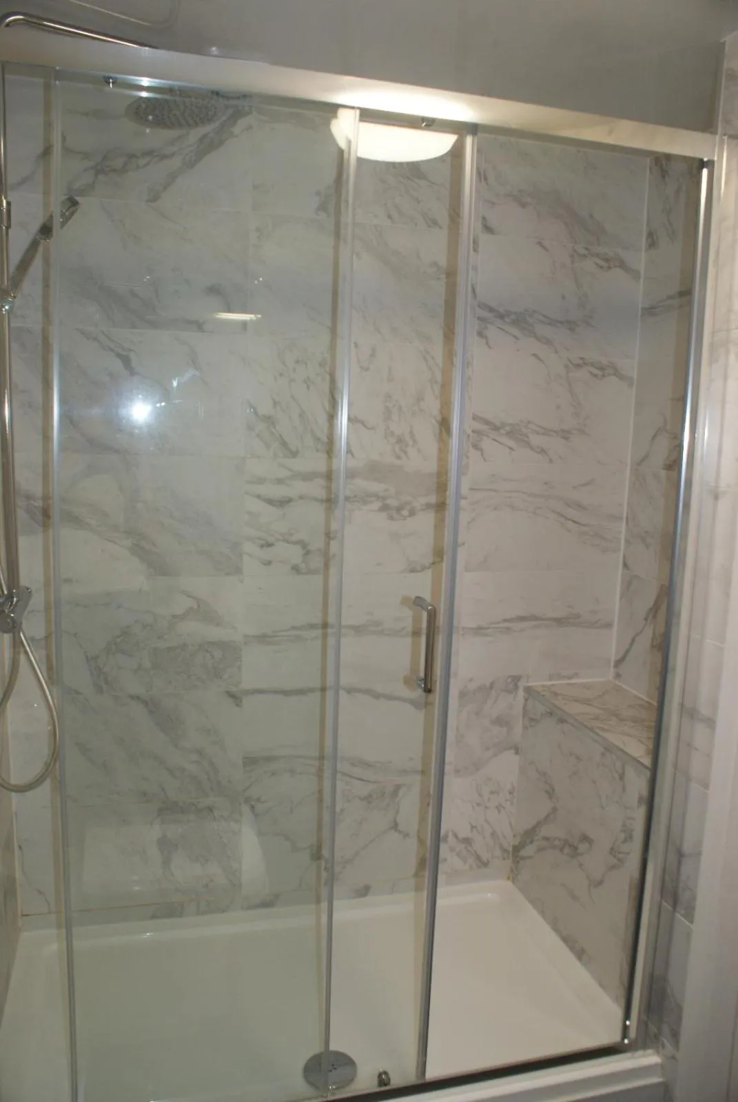 Shower in Keppels Head Hotel