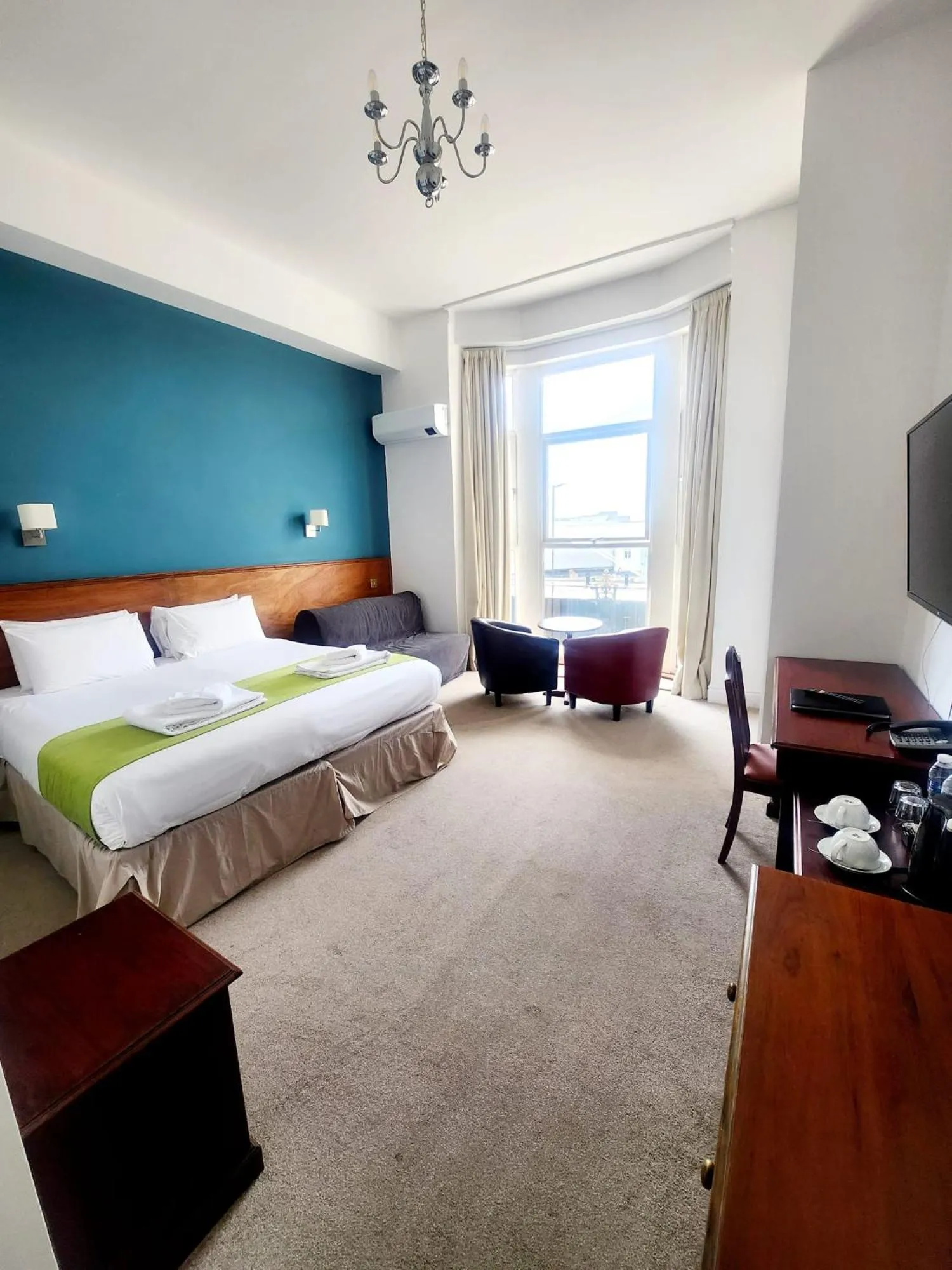 Bedroom, Bed in Keppels Head Hotel