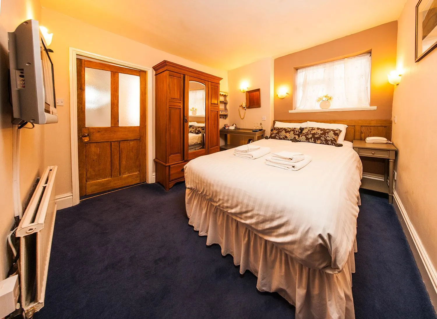 Photo of the whole room, Bed in Gales Of Llangollen