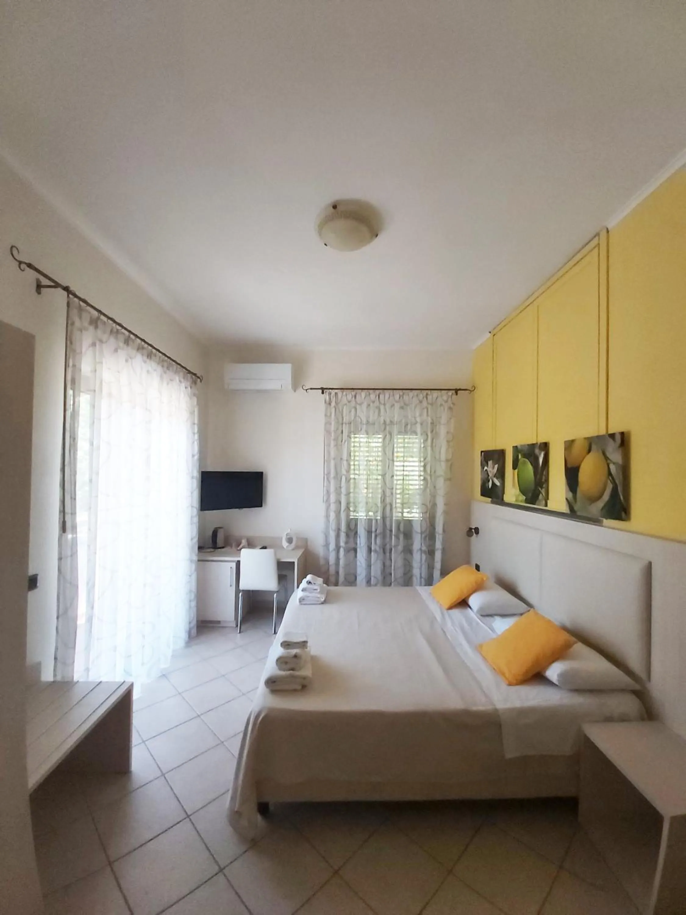 Bedroom, Bed in Sosò